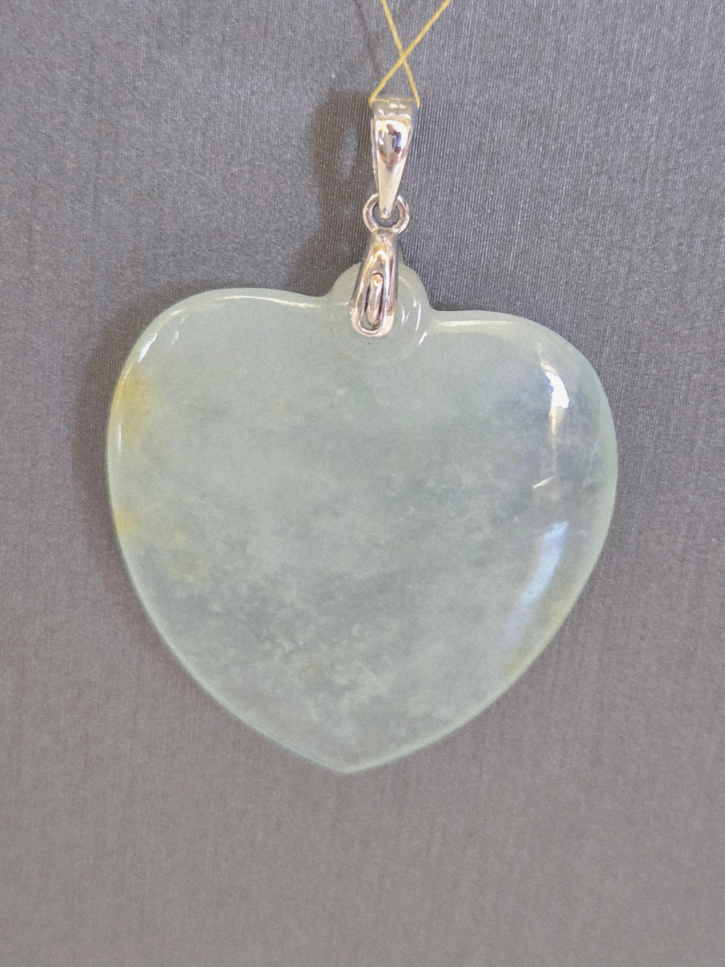 Natural Icy Translucent Light Green Jadeite Jade Heart Pendant im Angebot 5