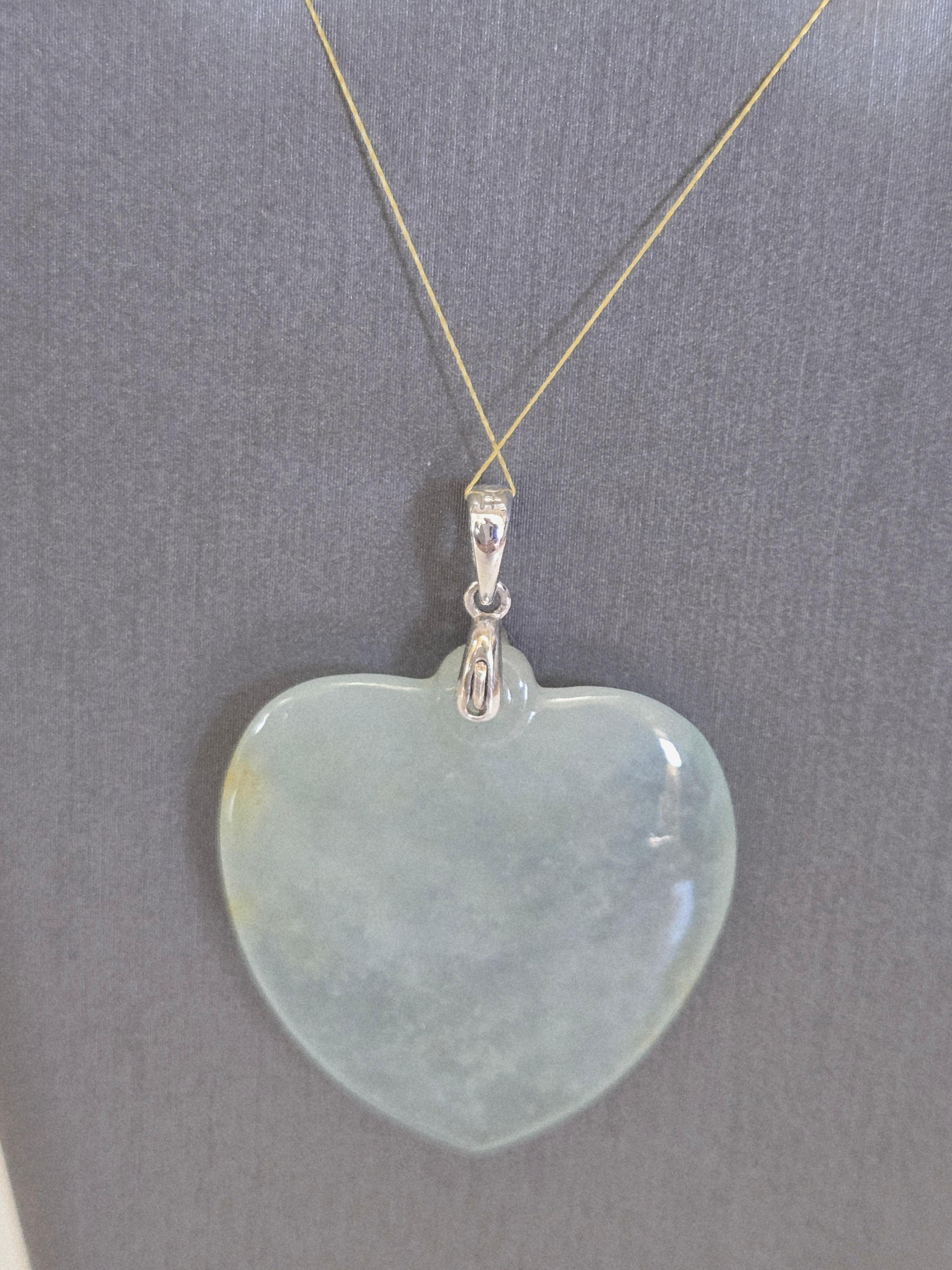 Natural Icy Translucent Light Green Jadeite Jade Heart Pendant im Angebot 6