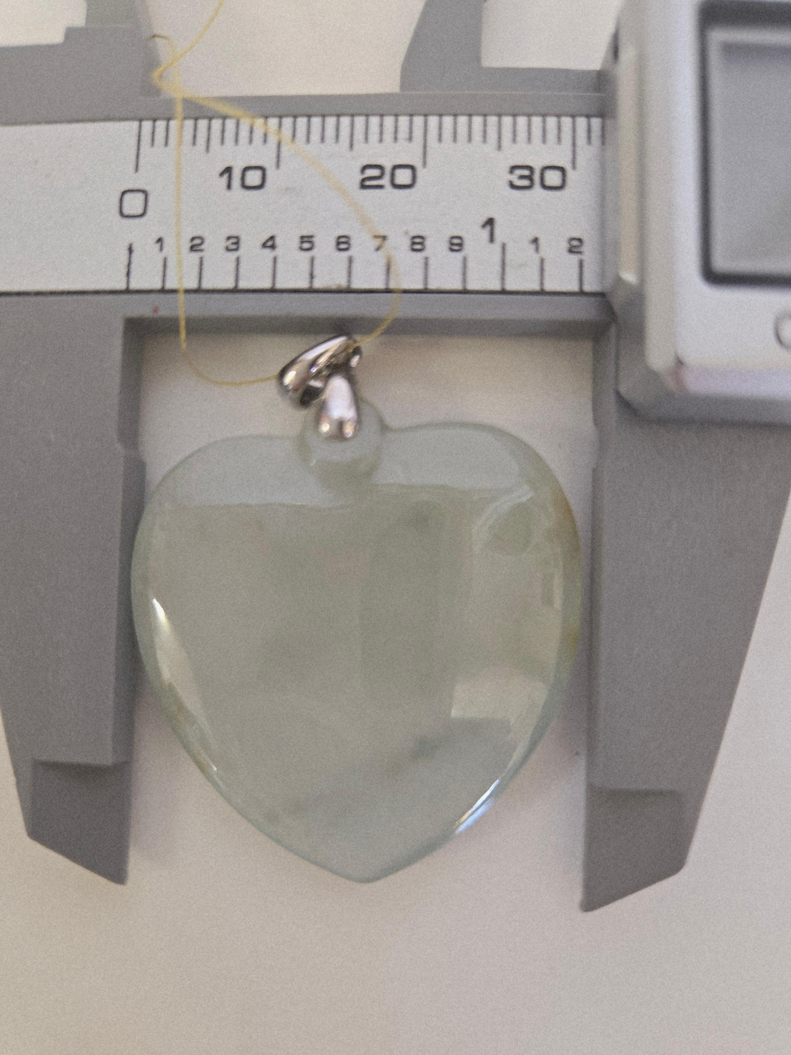 Natural Icy Translucent Light Green Jadeite Jade Heart Pendant im Angebot 7