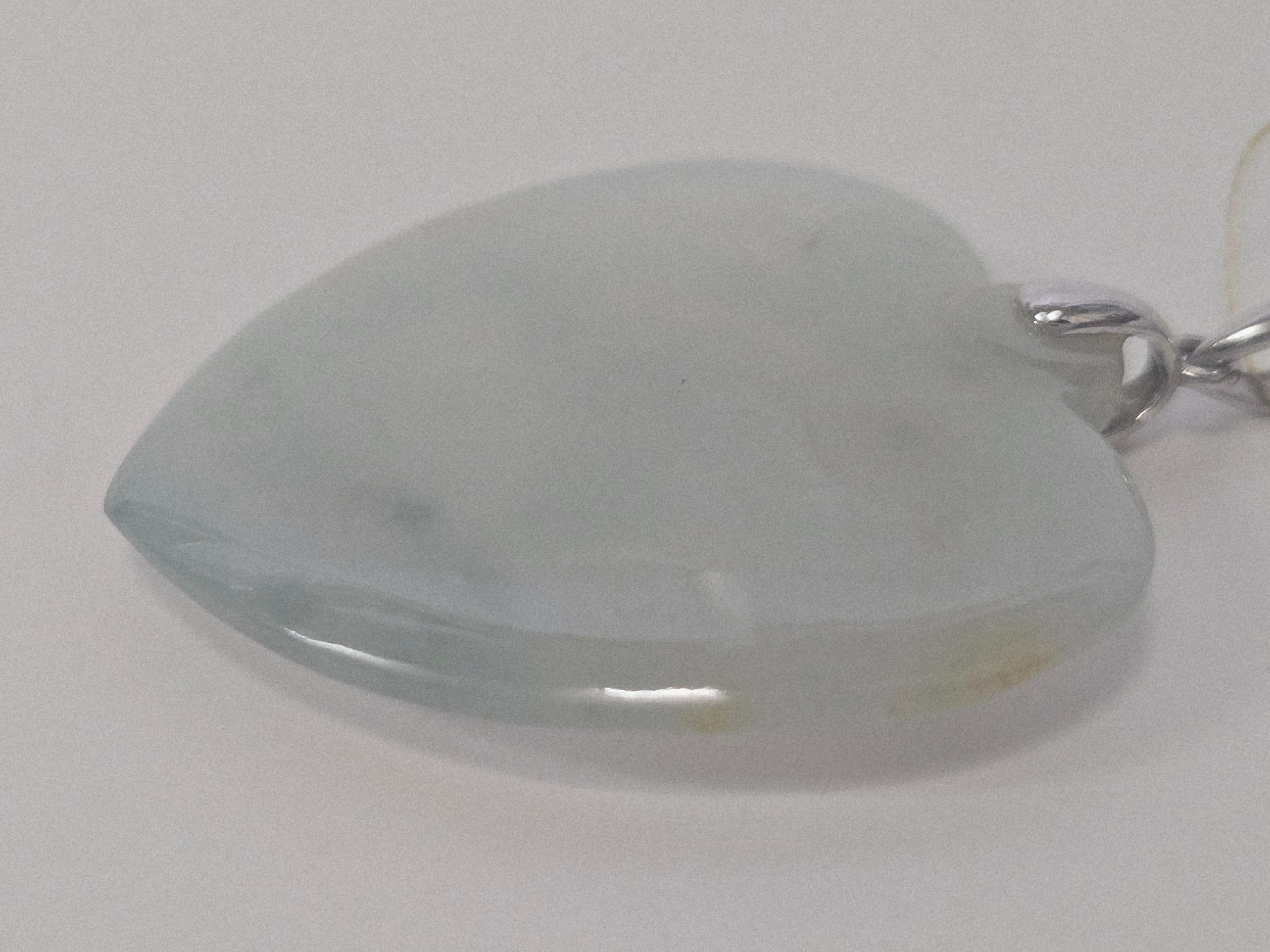 Natural Icy Translucent Light Green Jadeite Jade Heart Pendant (Künstler*in) im Angebot