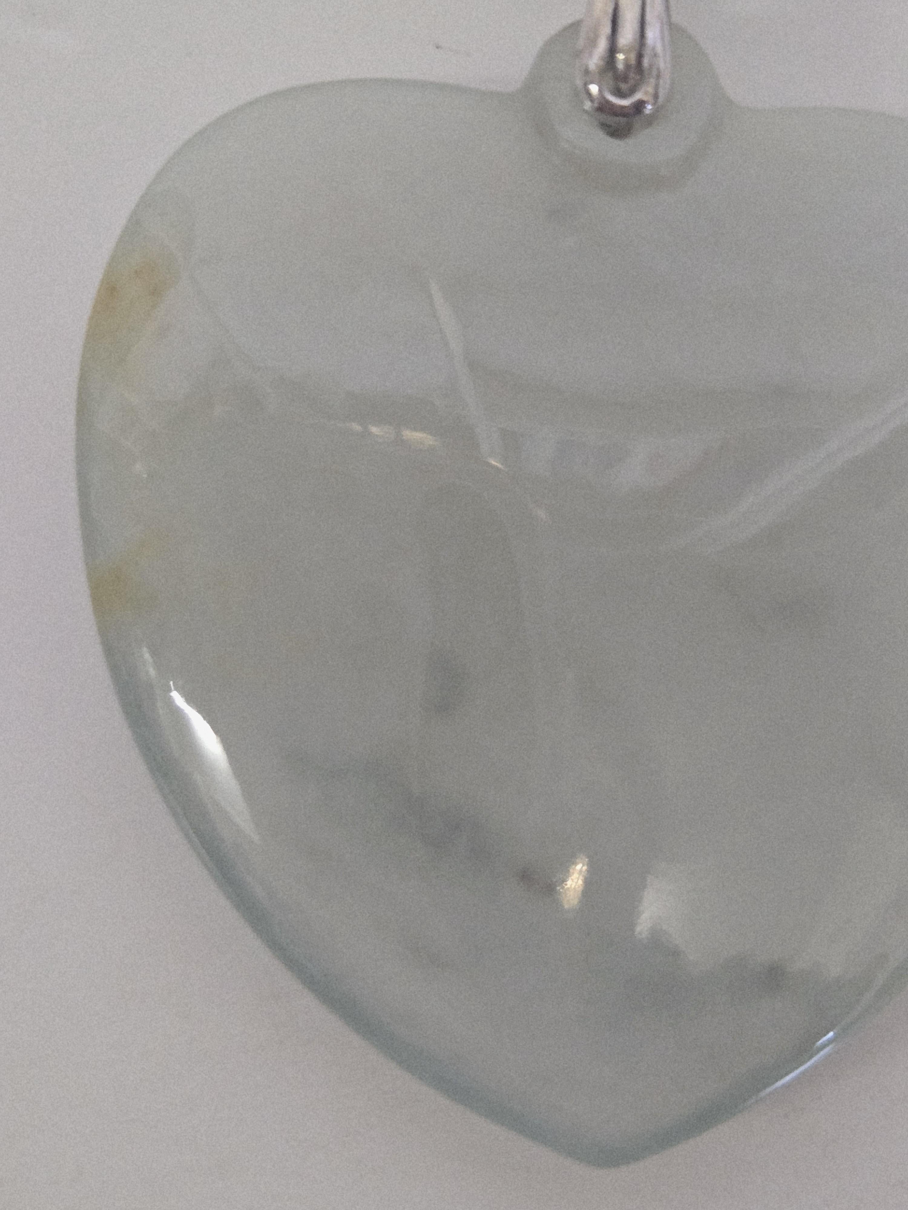 Natural Icy Translucent Light Green Jadeite Jade Heart Pendant im Zustand „Gut“ im Angebot in Pasadena, CA