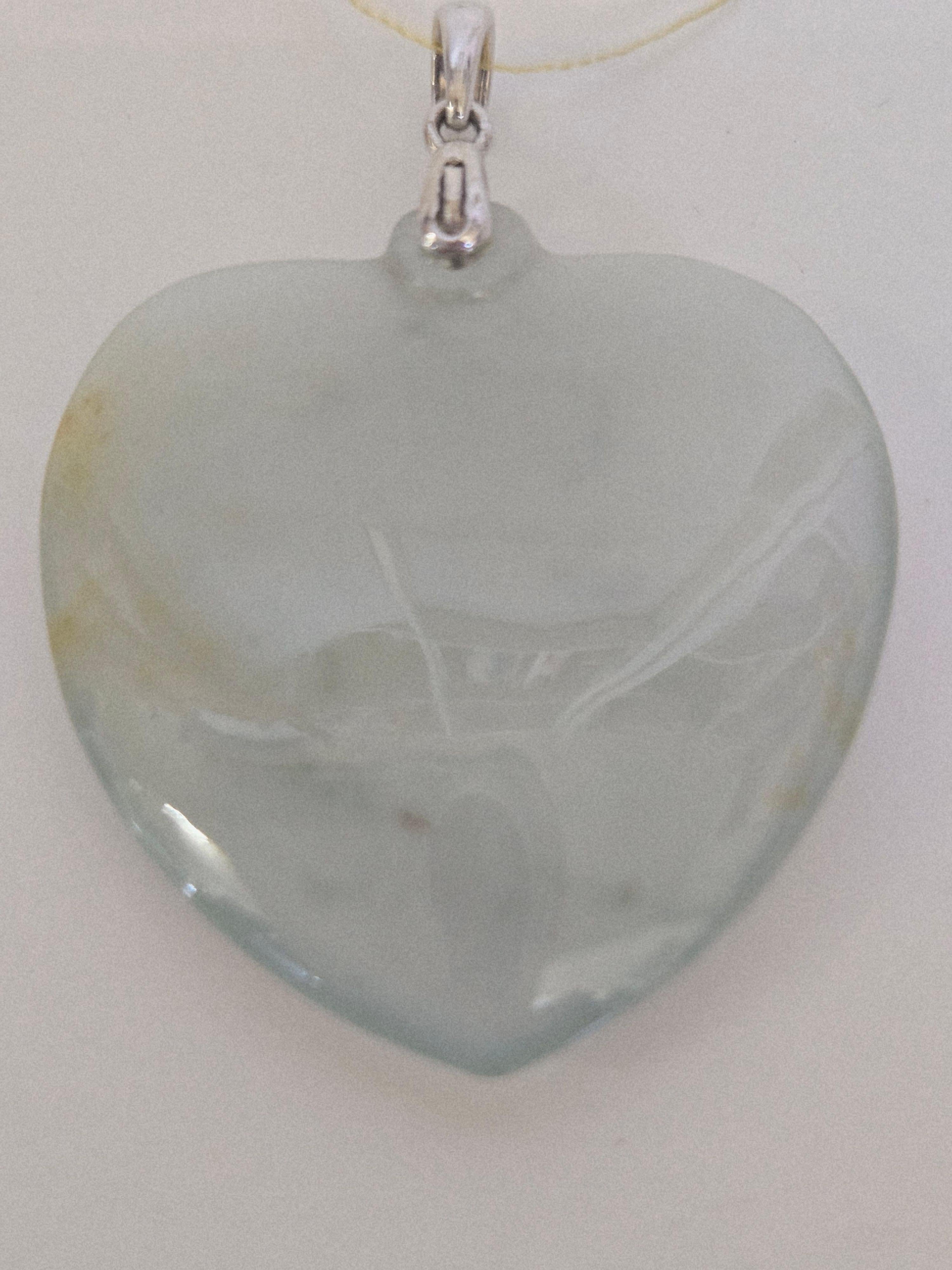 Natural Icy Translucent Light Green Jadeite Jade Heart Pendant für Damen oder Herren im Angebot