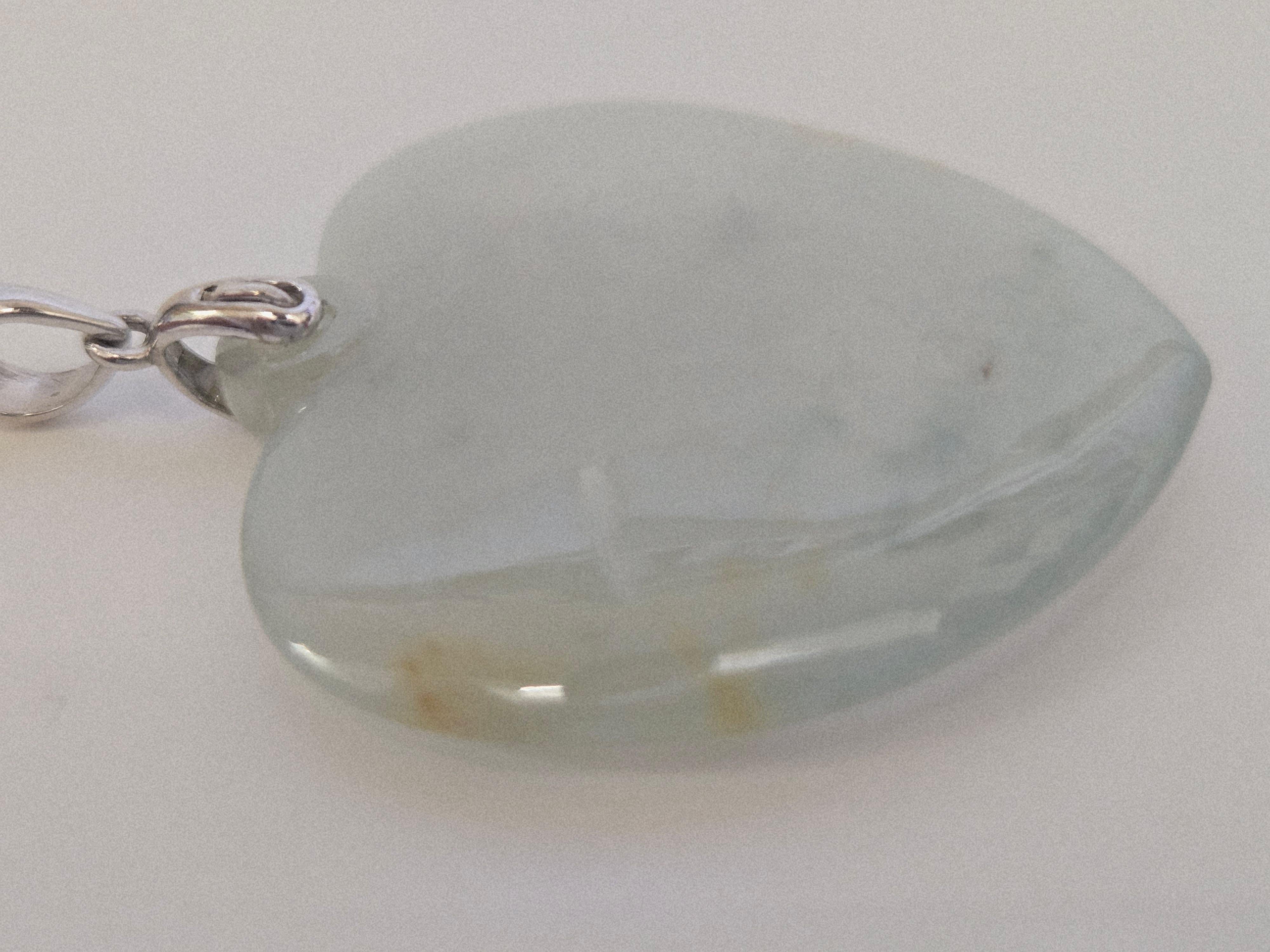 Natural Icy Translucent Light Green Jadeite Jade Heart Pendant im Angebot 1