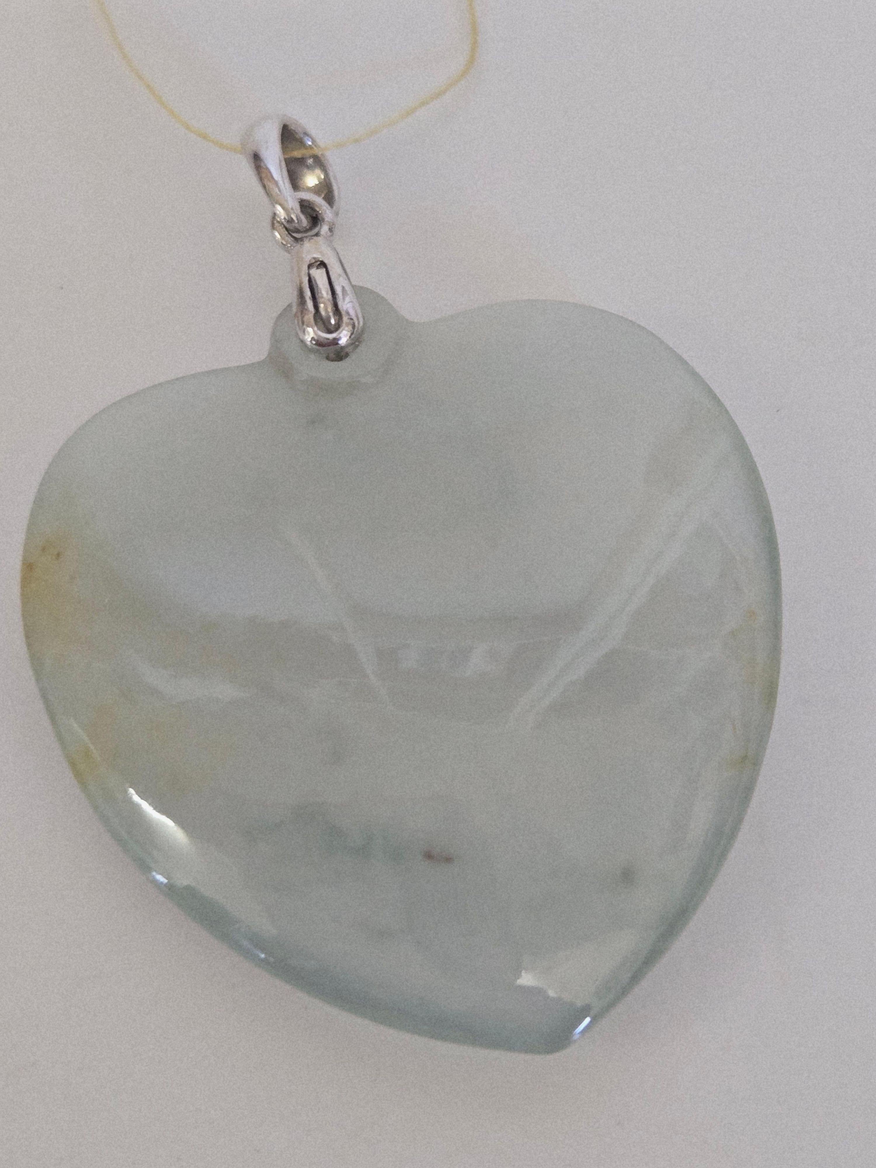 Natural Icy Translucent Light Green Jadeite Jade Heart Pendant im Angebot 2