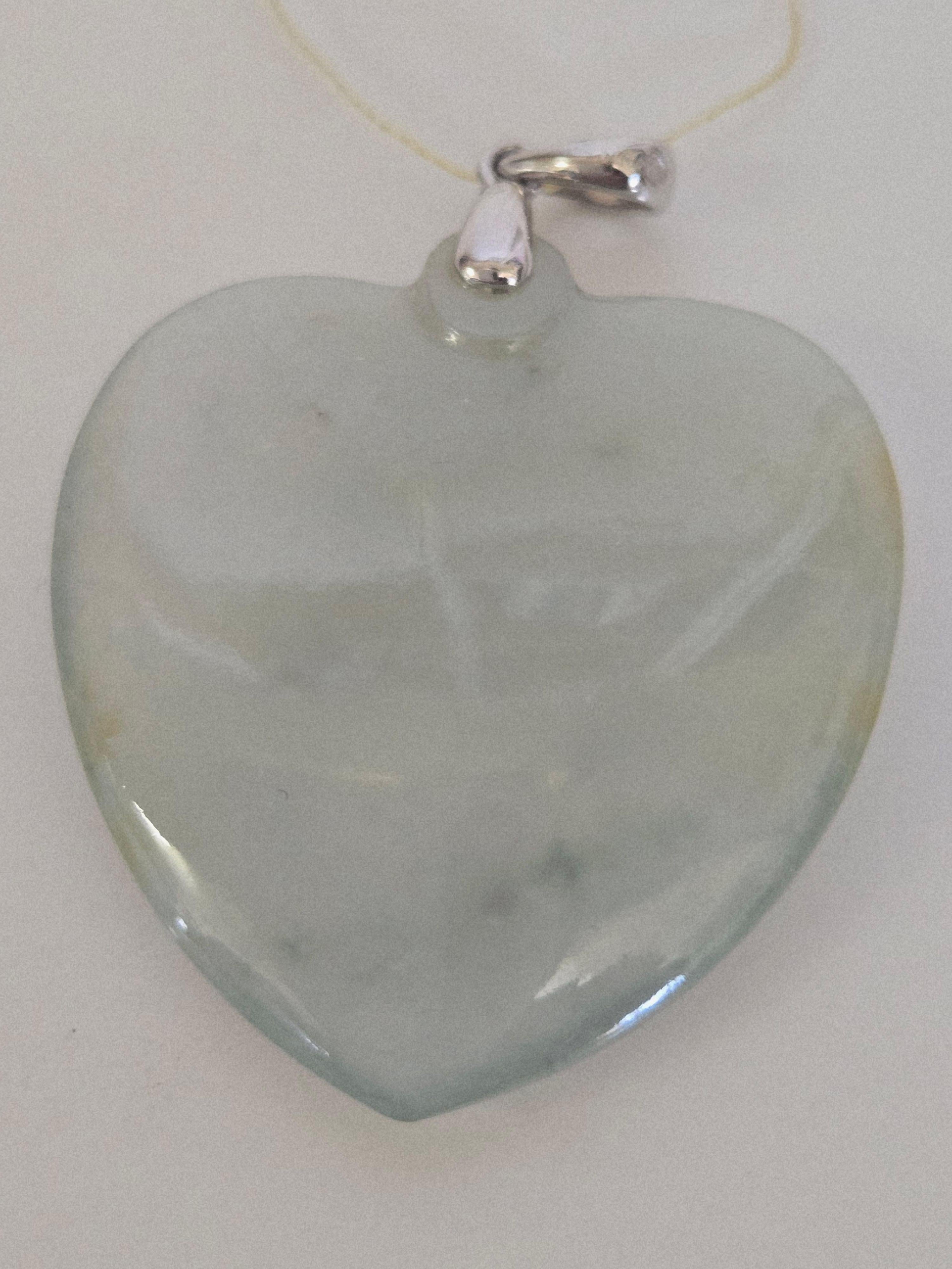 Natural Icy Translucent Light Green Jadeite Jade Heart Pendant im Angebot 3