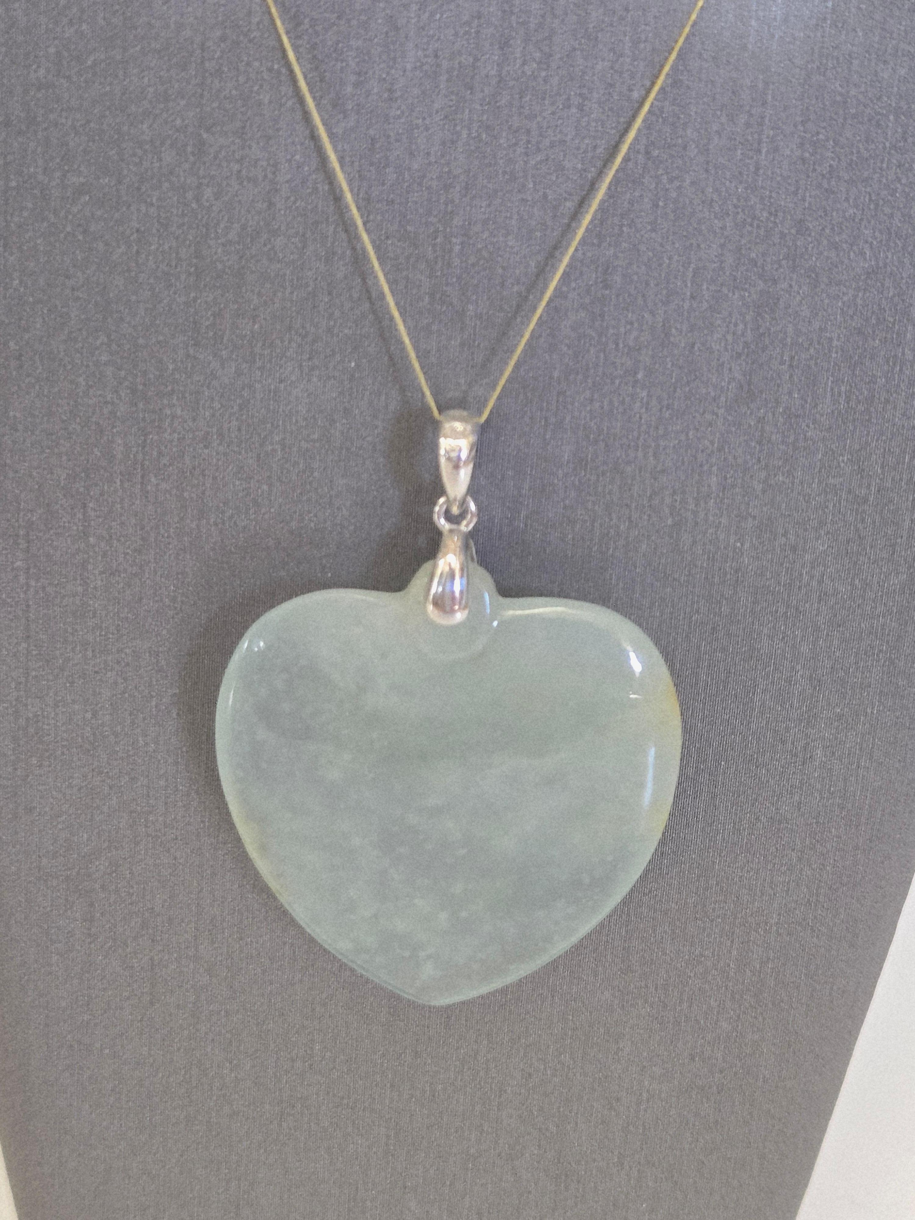 Natural Icy Translucent Light Green Jadeite Jade Heart Pendant im Angebot 4
