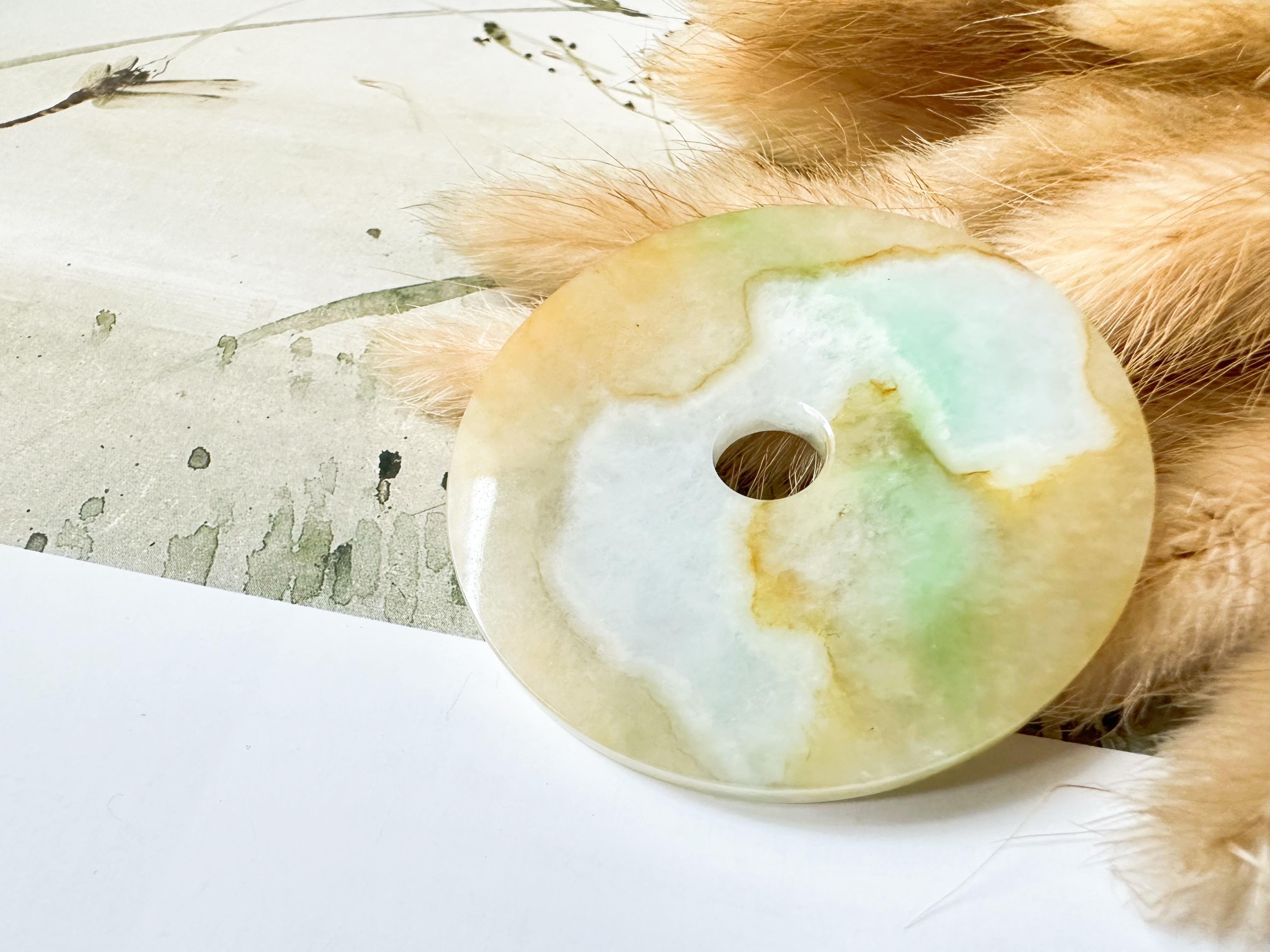 Pietra naturale di giada allentata a forma di ciambella Tricolore verde, giallo, bianco e aureola. in vendita 6
