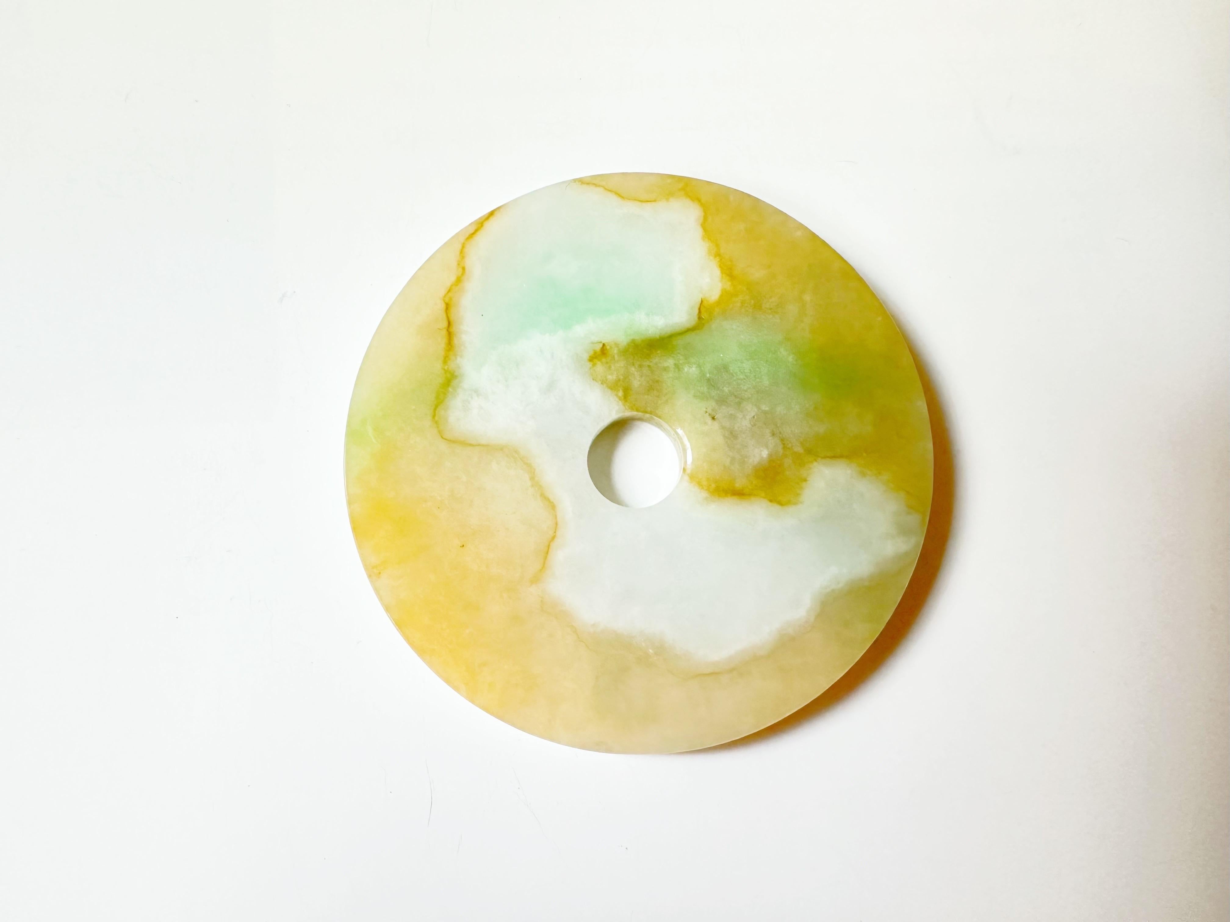 Pietra naturale di giada allentata a forma di ciambella Tricolore verde, giallo, bianco e aureola. in vendita 7