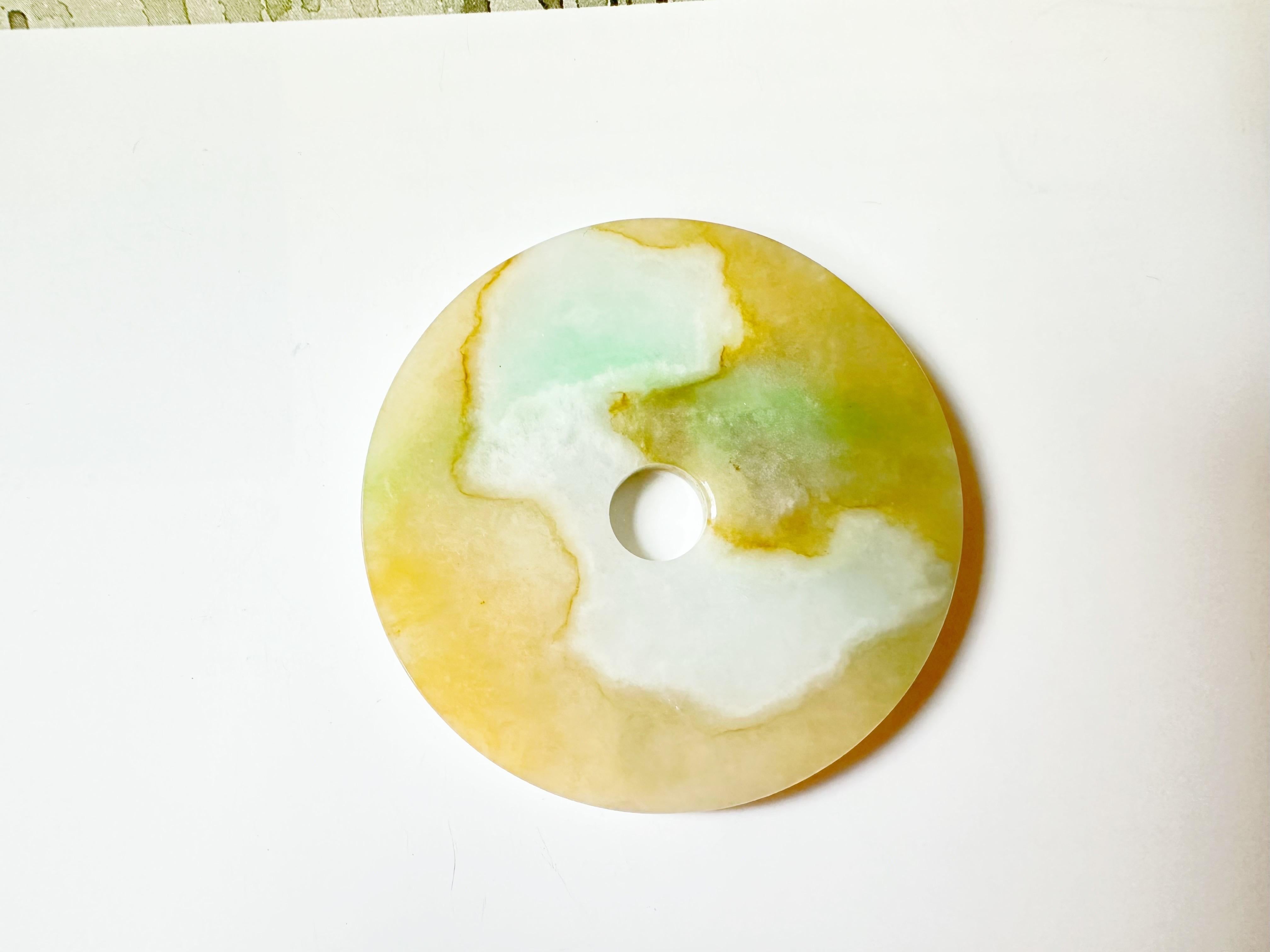Pietra naturale di giada allentata a forma di ciambella Tricolore verde, giallo, bianco e aureola. in vendita 8