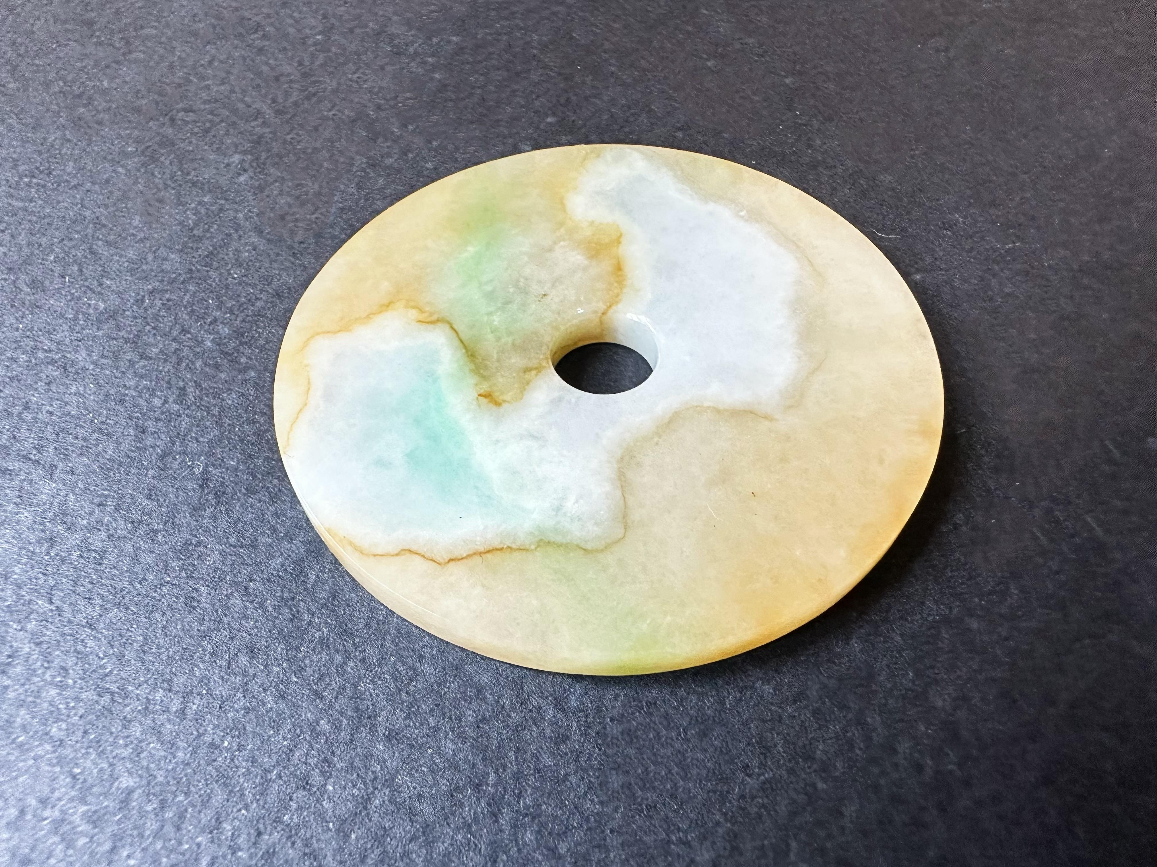 Arts and Crafts Pietra naturale di giada allentata a forma di ciambella Tricolore verde, giallo, bianco e aureola. in vendita