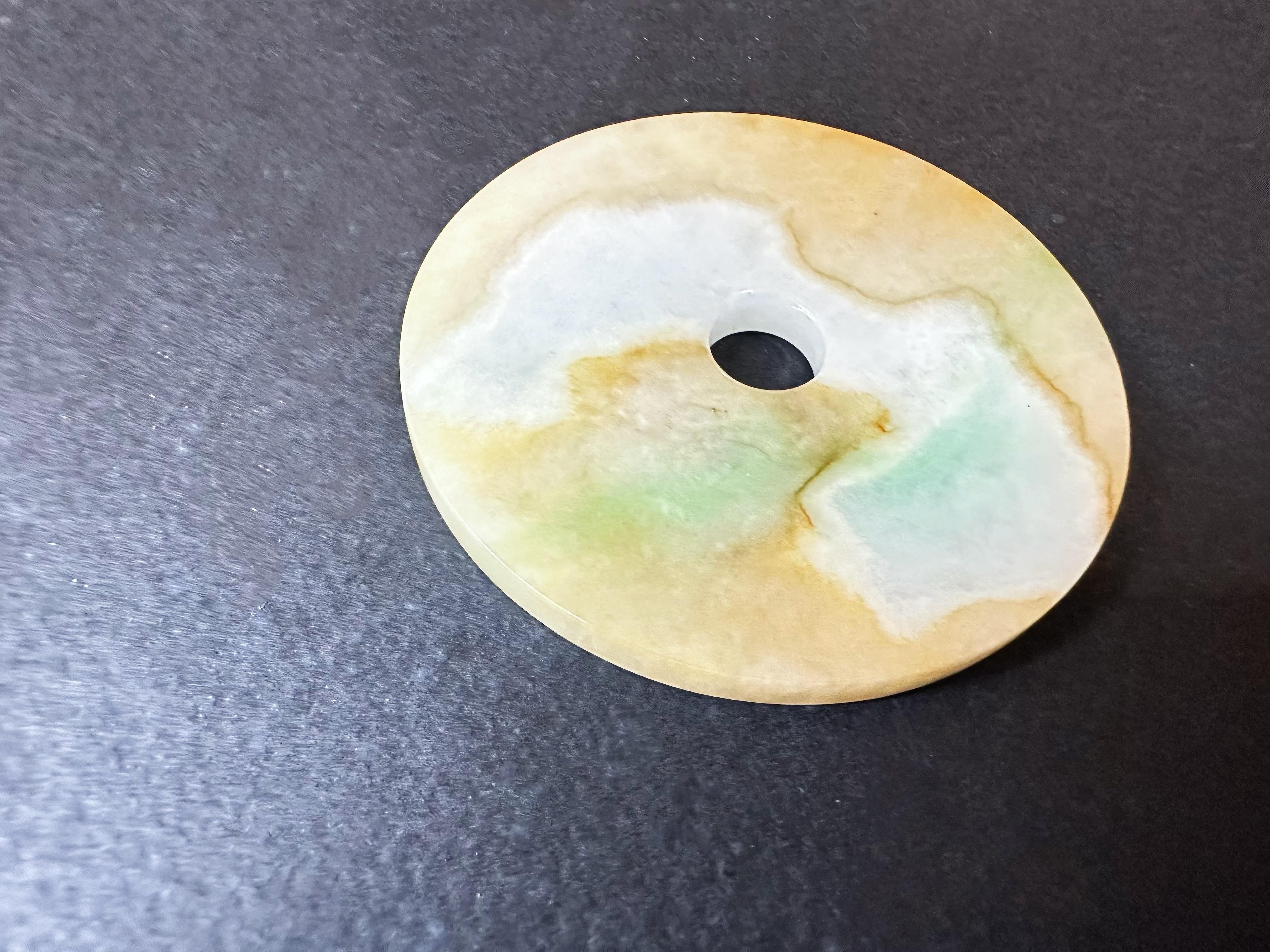 Taglio rotondo Pietra naturale di giada allentata a forma di ciambella Tricolore verde, giallo, bianco e aureola. in vendita