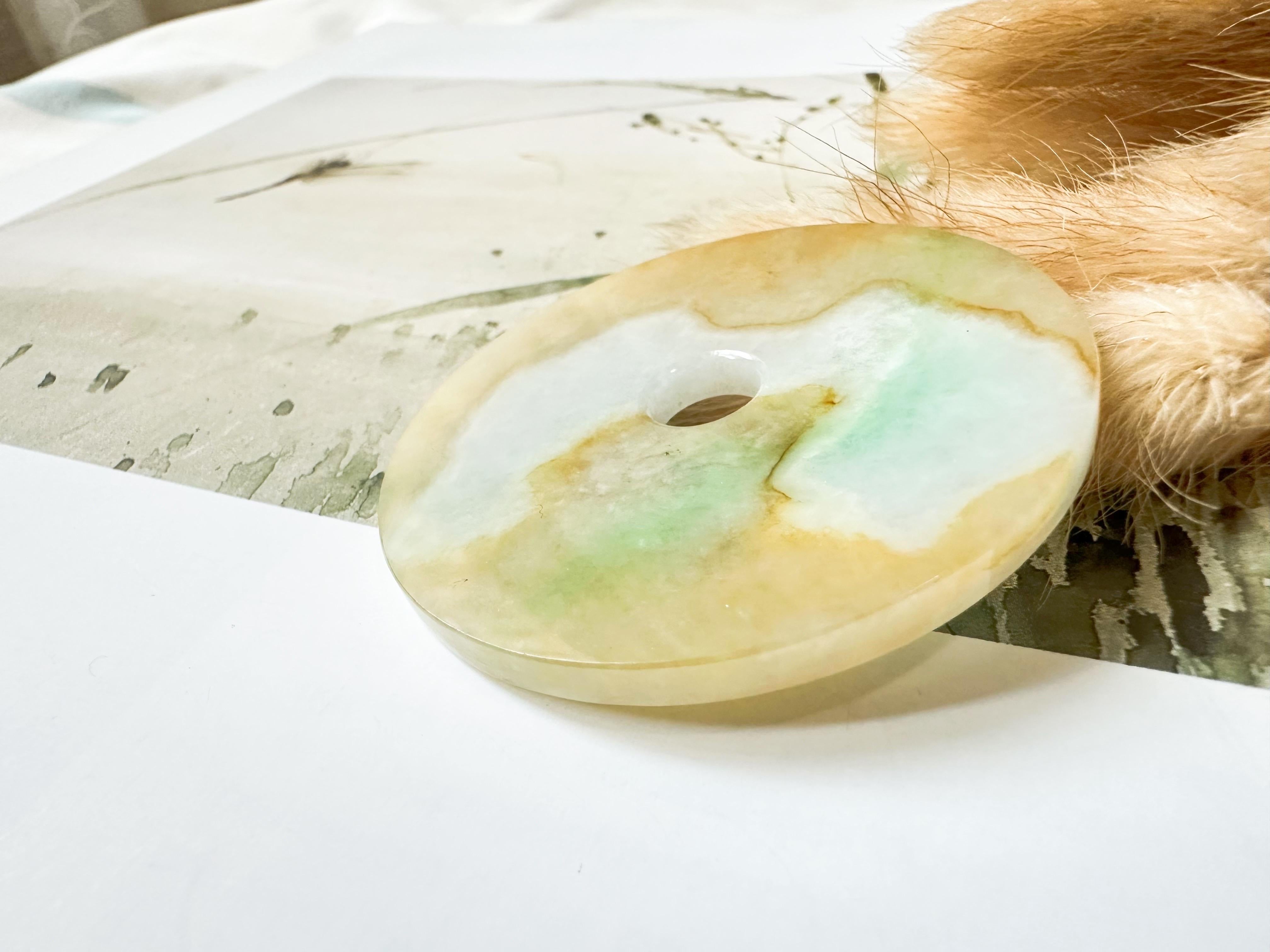 Pietra naturale di giada allentata a forma di ciambella Tricolore verde, giallo, bianco e aureola. in vendita 2