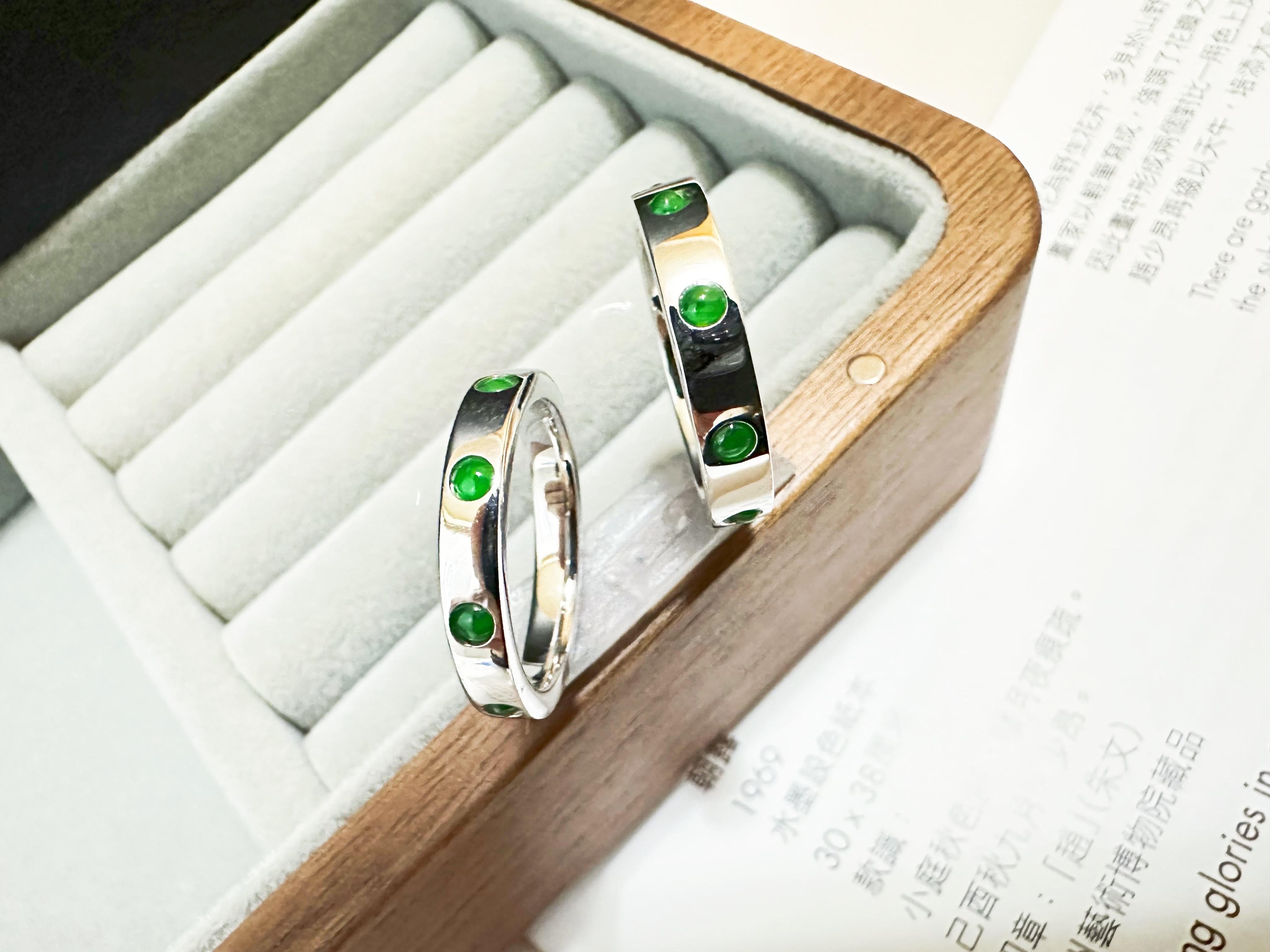 Natural Imperial Green Jadeite Jade Cabochon 18K White Gold Ring For Sale 1