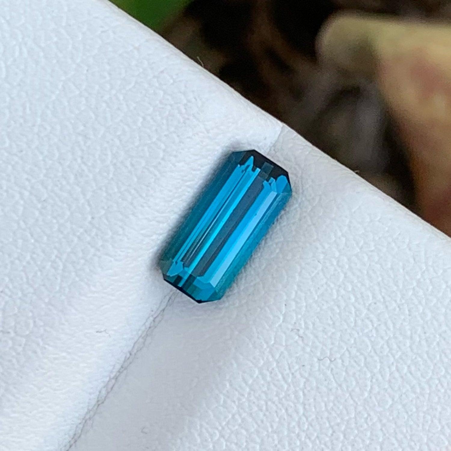 Moderne Tourmaline bleue à l'encre naturelle pour bijoux 1,35 ct Pierre précieuse scintillante pour bijoux  en vente