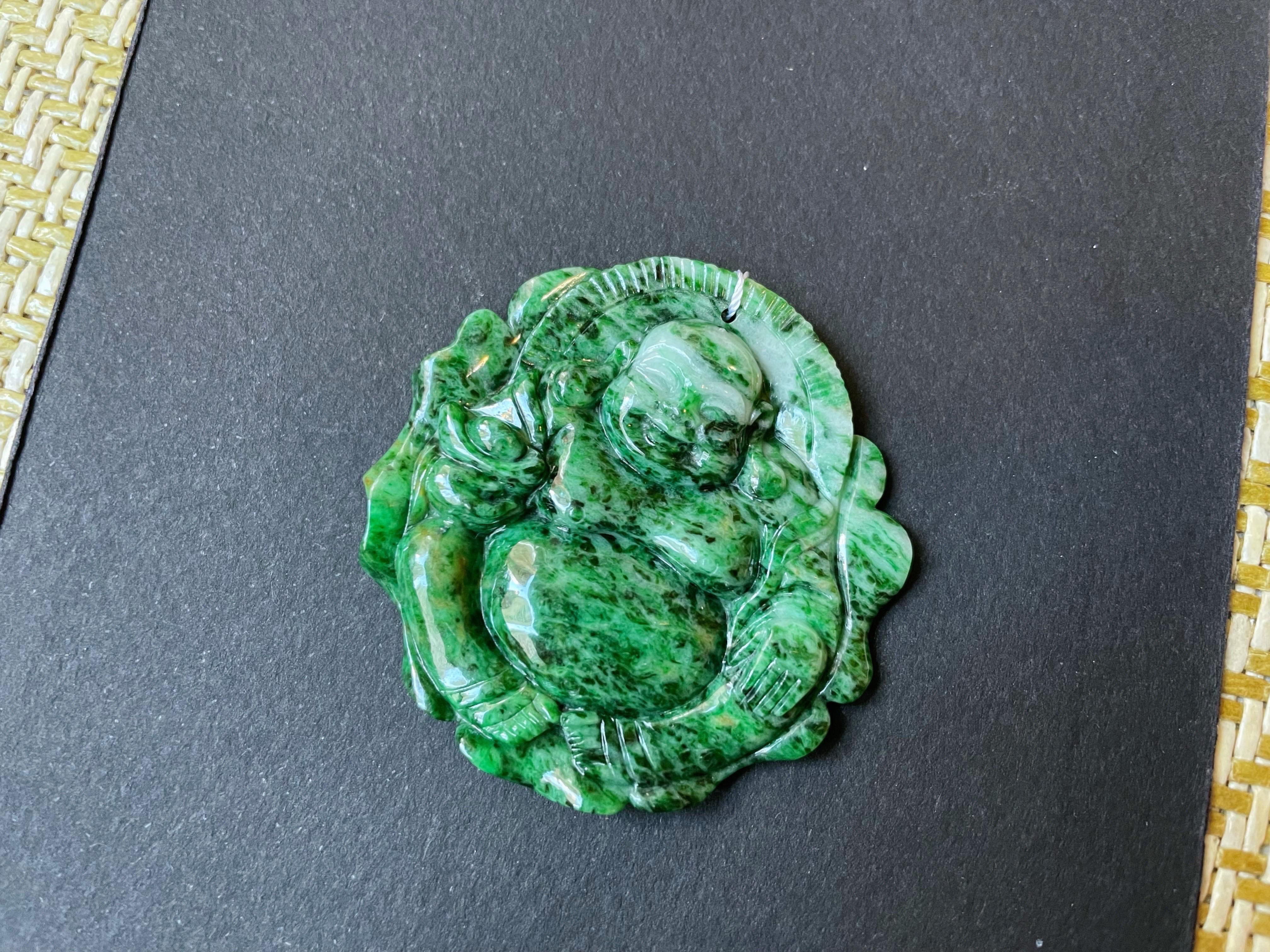 Este colgante de jade es 100% jadeíta de Myanmar de tipo A natural, sin tratar ni teñir. Está tallado a mano en forma de Buda Feliz. La hermosa textura fina con manchas verdes similar a un dibujo de mármol regalado por la Mother Nature hace que este