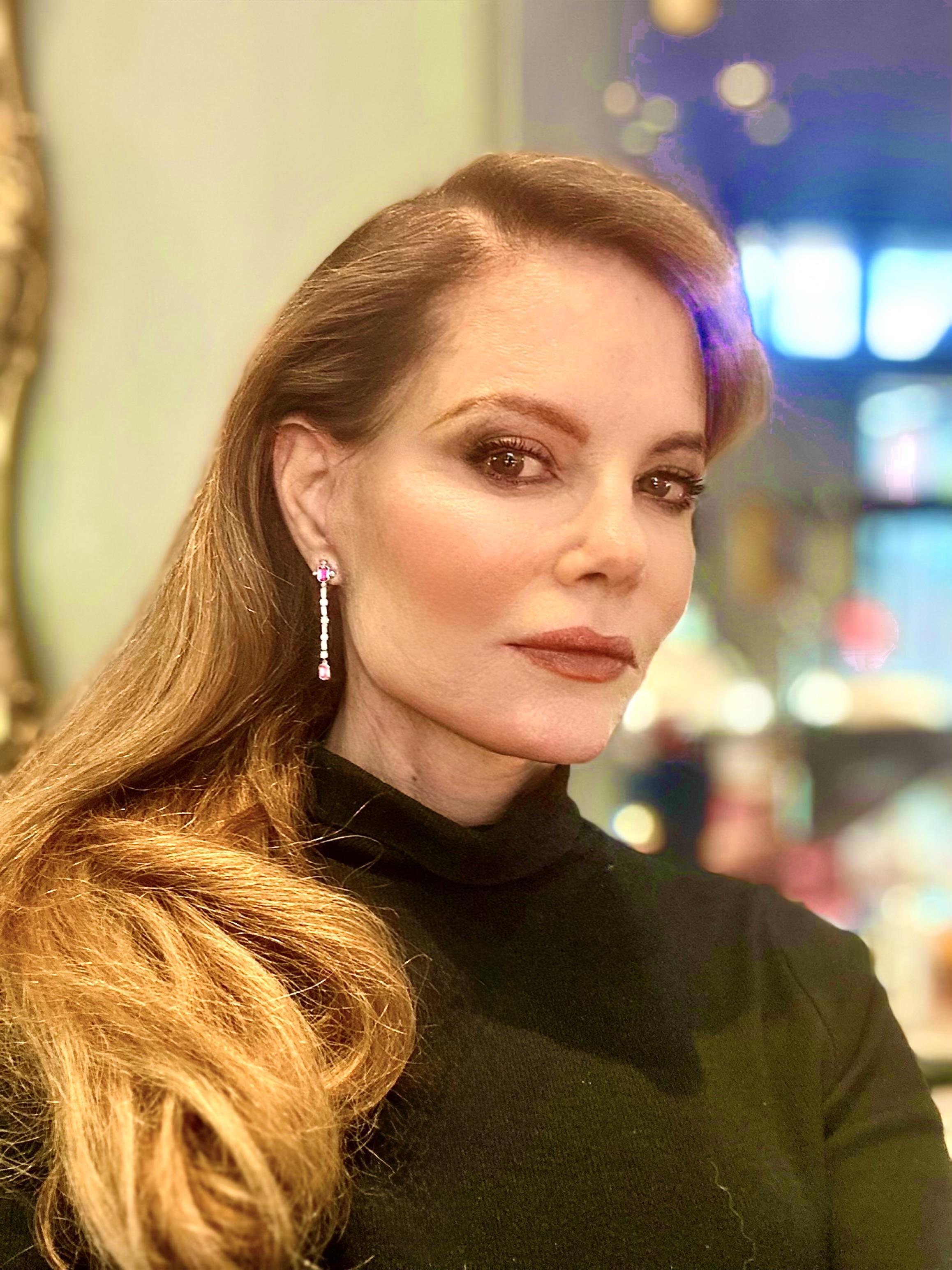 Taglio brillante Orecchini in platino con zaffiro rosa intenso naturale e diamanti di Pierre/Famille in vendita