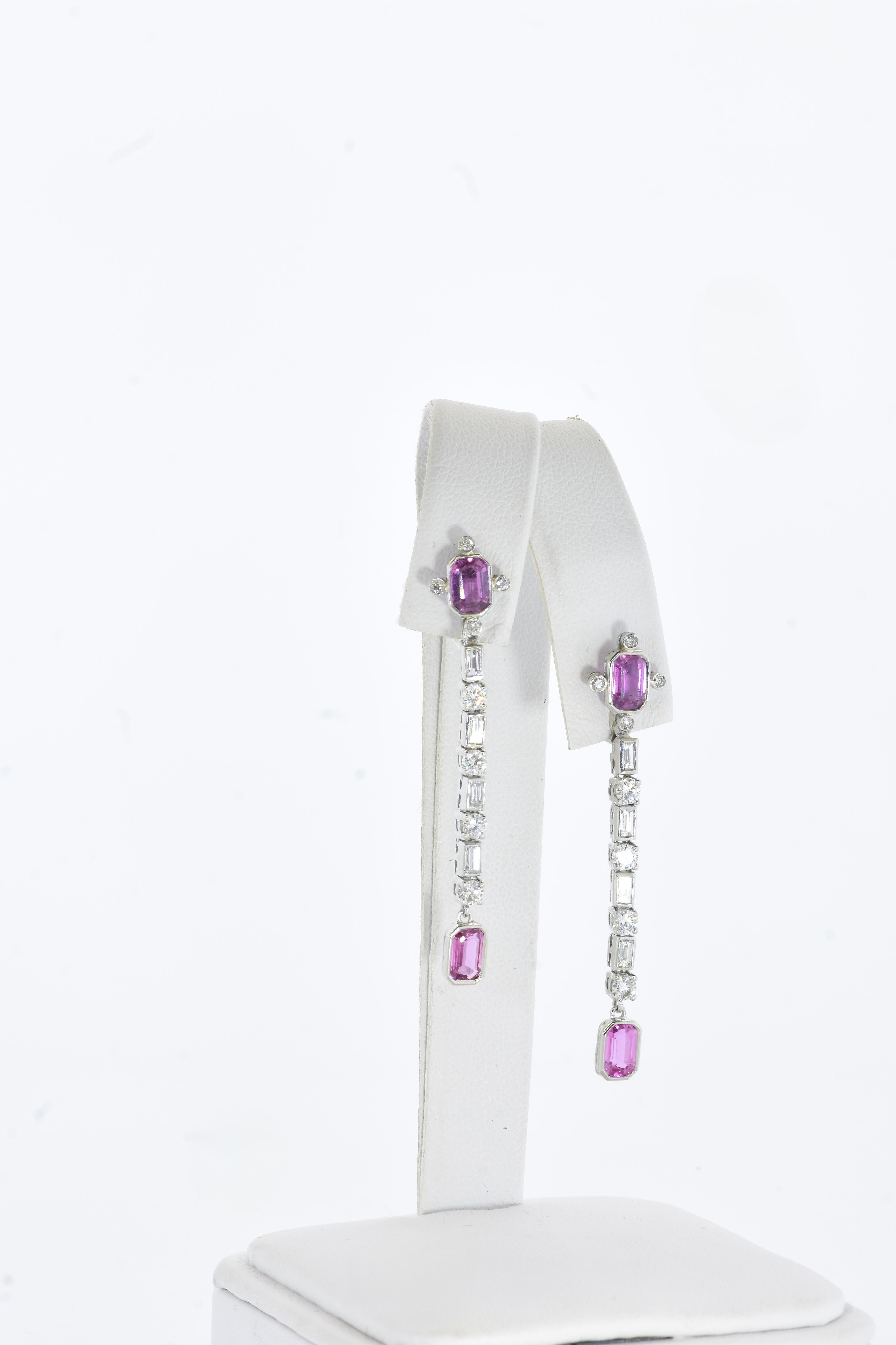 Orecchini in platino con zaffiro rosa intenso naturale e diamanti di Pierre/Famille In condizioni Nuovo in vendita a Aspen, CO