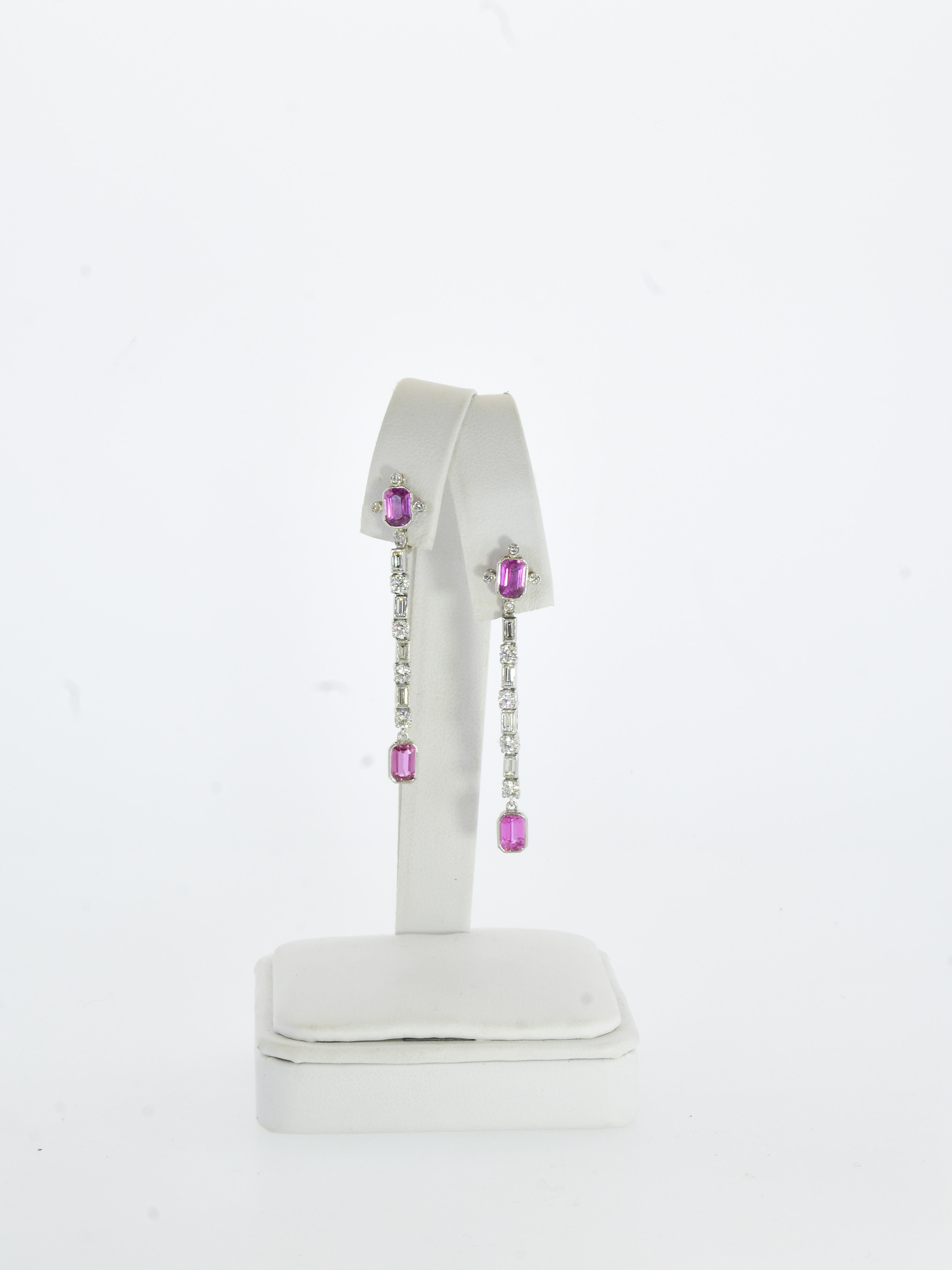 Orecchini in platino con zaffiro rosa intenso naturale e diamanti di Pierre/Famille in vendita 1