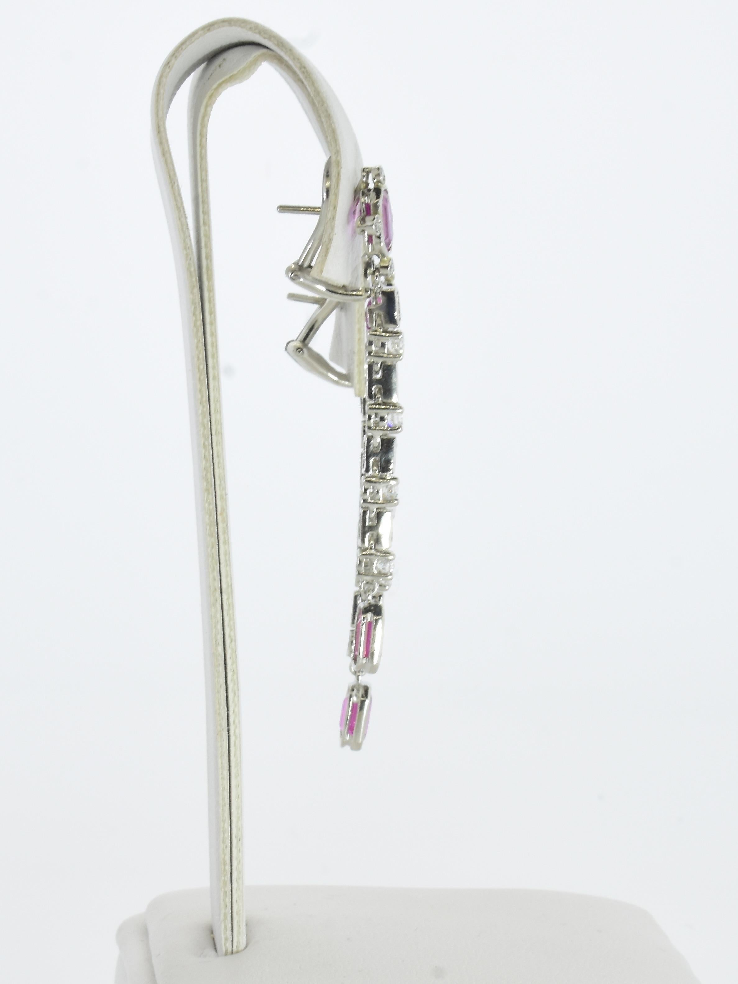 Orecchini in platino con zaffiro rosa intenso naturale e diamanti di Pierre/Famille in vendita 2