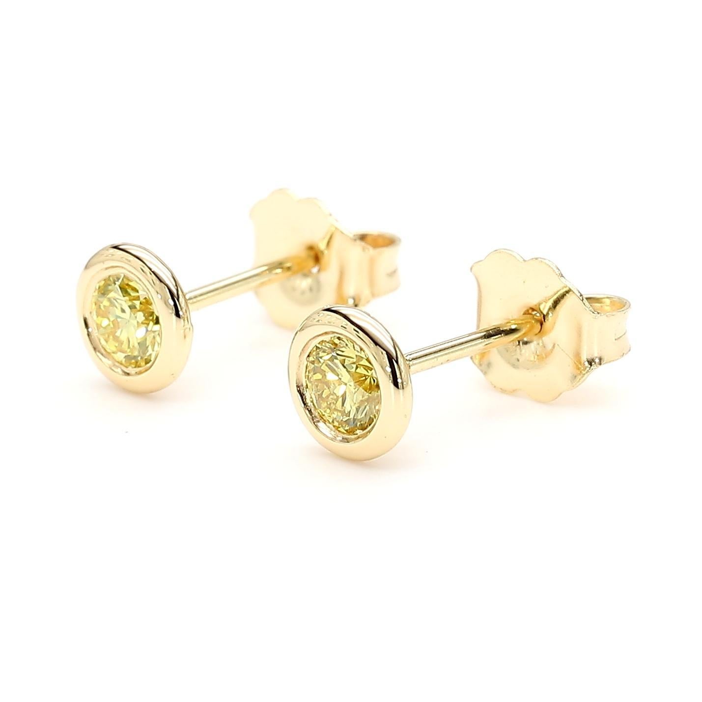 RareGemWorld's schöne Diamant-Ohrringe. Montiert in einer schönen Fassung aus 18 Karat Gelbgold mit natürlichen gelben Diamanten im Rundschliff. Diese Ohrringe werden Sie garantiert beeindrucken und Ihre persönliche Sammlung
