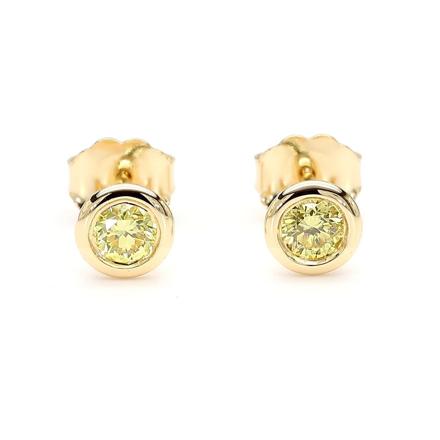 Contemporaneo Orecchini con diamante rotondo giallo intenso Nature 0,30 carati TW in oro giallo in vendita