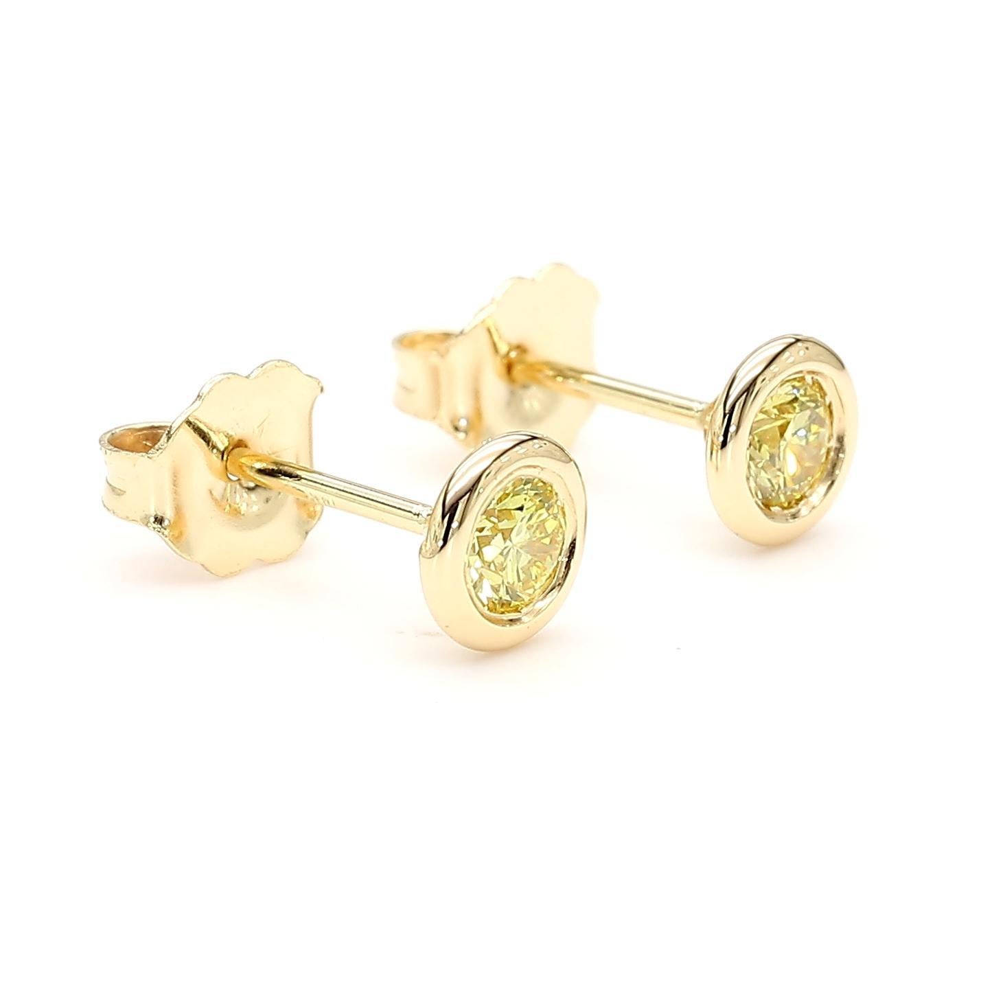 Taglio rotondo Orecchini con diamante rotondo giallo intenso Nature 0,30 carati TW in oro giallo in vendita