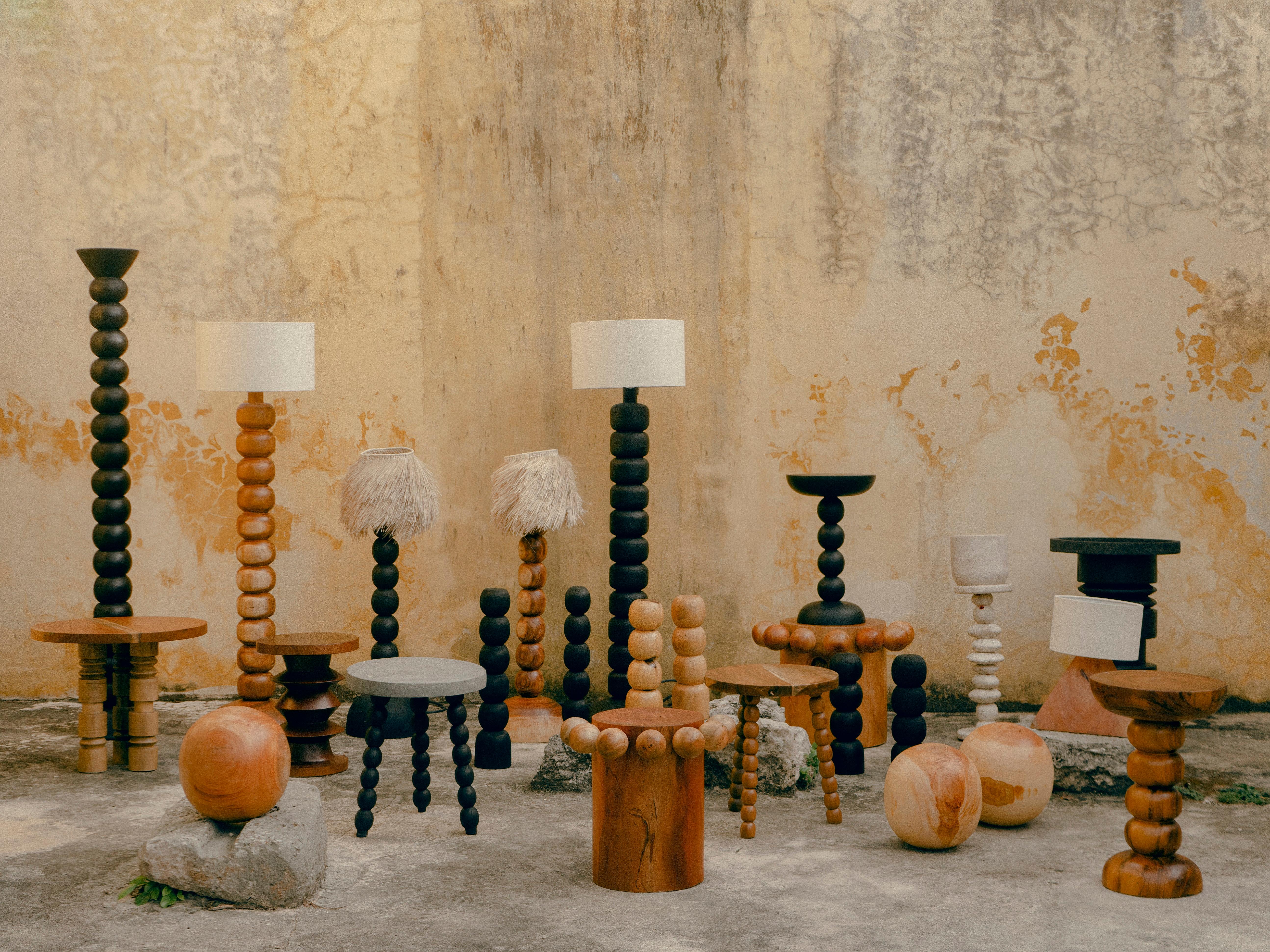 Stehlampe aus natürlichem Jabin-Holz mit Leinenschirm aus Leinen von Daniel Orozco (21. Jahrhundert und zeitgenössisch) im Angebot