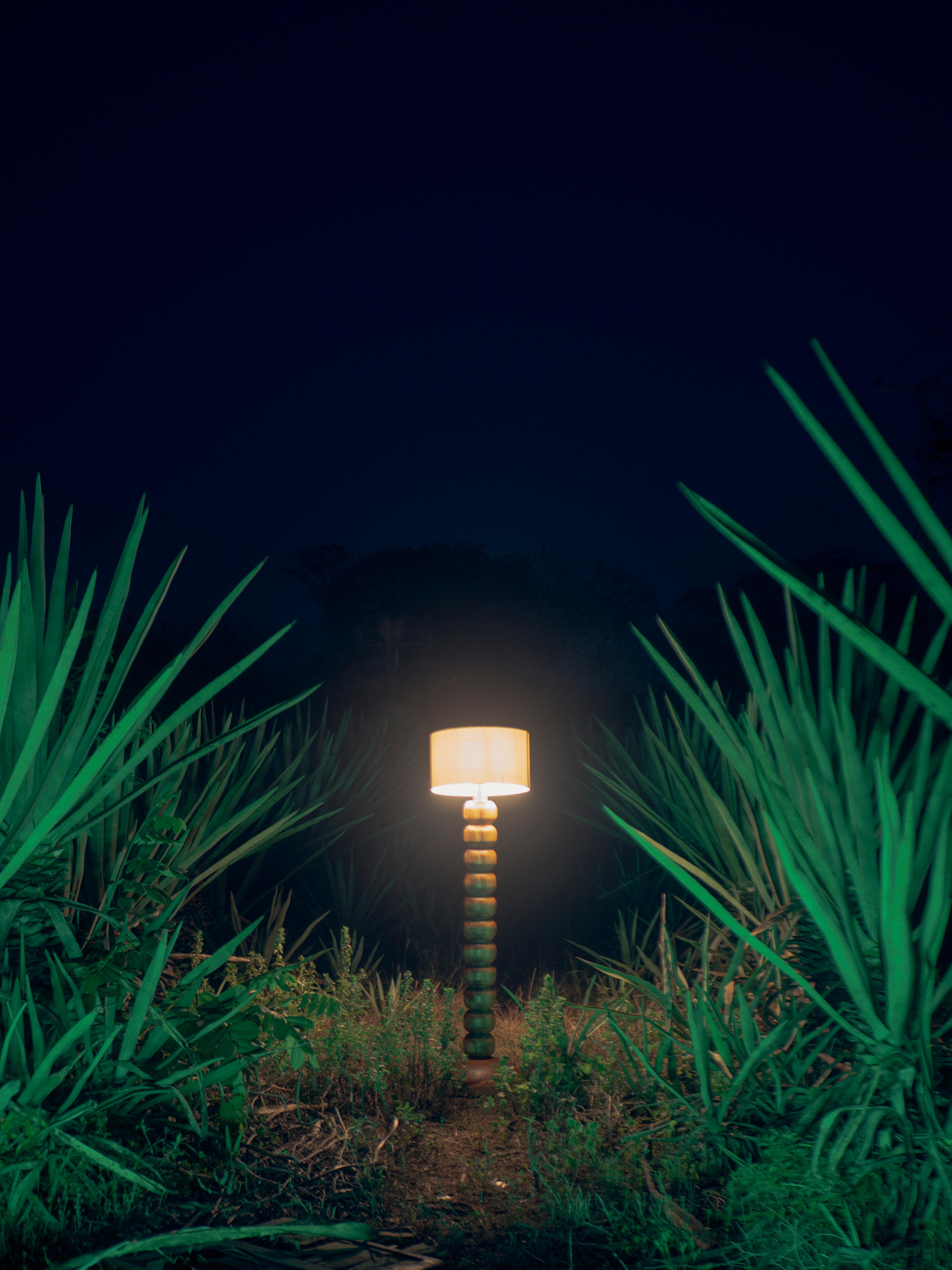 Stehlampe aus natürlichem Jabin-Holz mit Leinenschirm aus Leinen von Daniel Orozco im Angebot 1