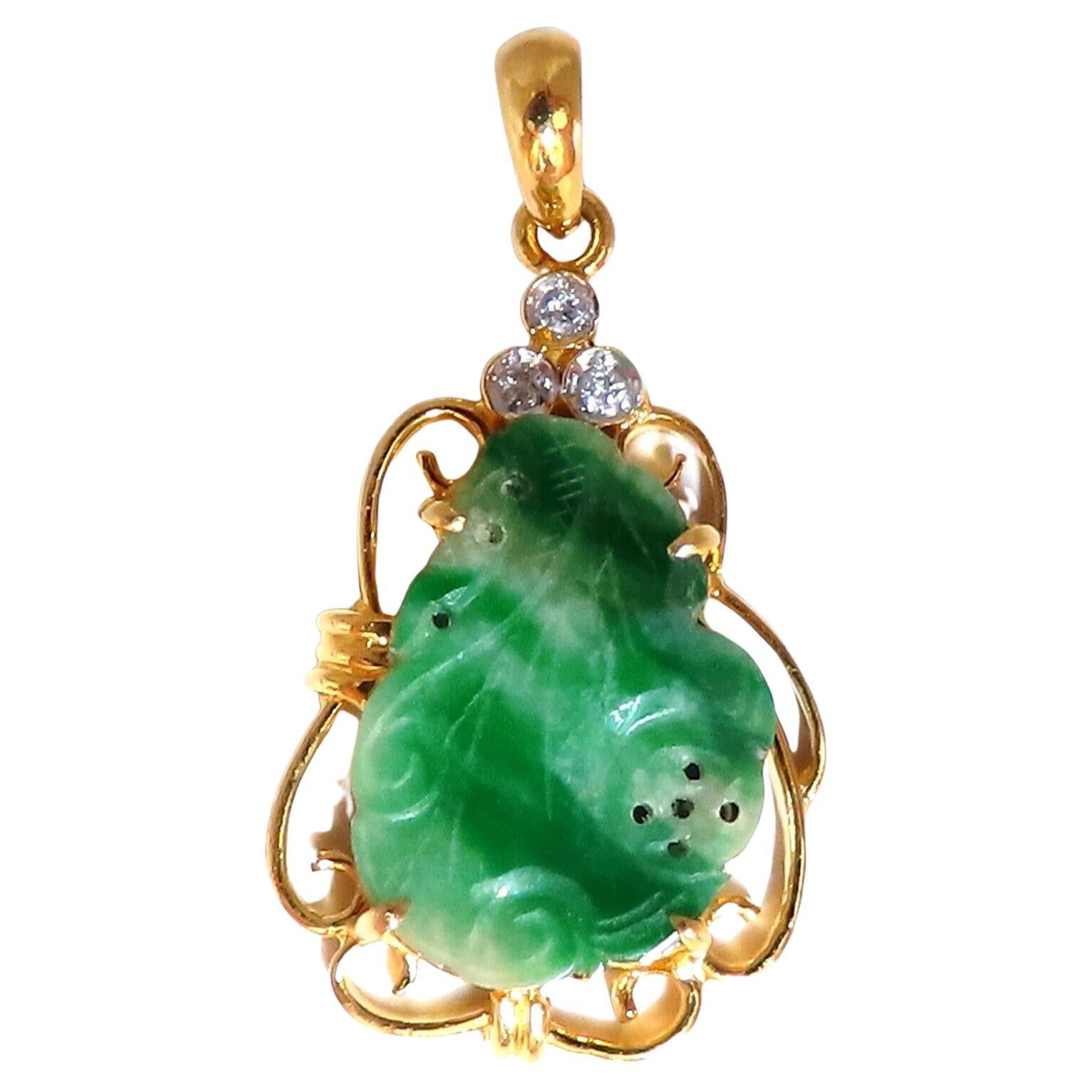 Pendentif en jade naturel sculpté et diamants 18 carats
