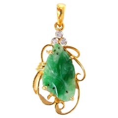 Pendentif en jade naturel sculpté et diamants 18 carats