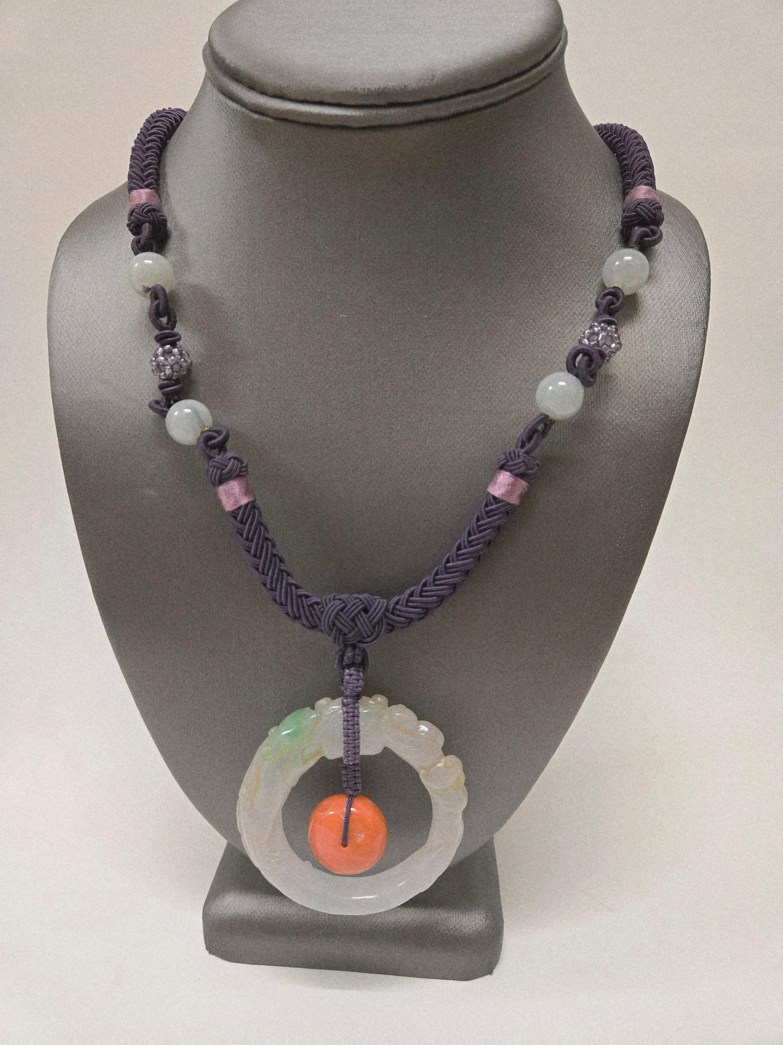 Collana fatta a mano in giada naturale con testa di drago intagliata e perline di corallo in vendita 5