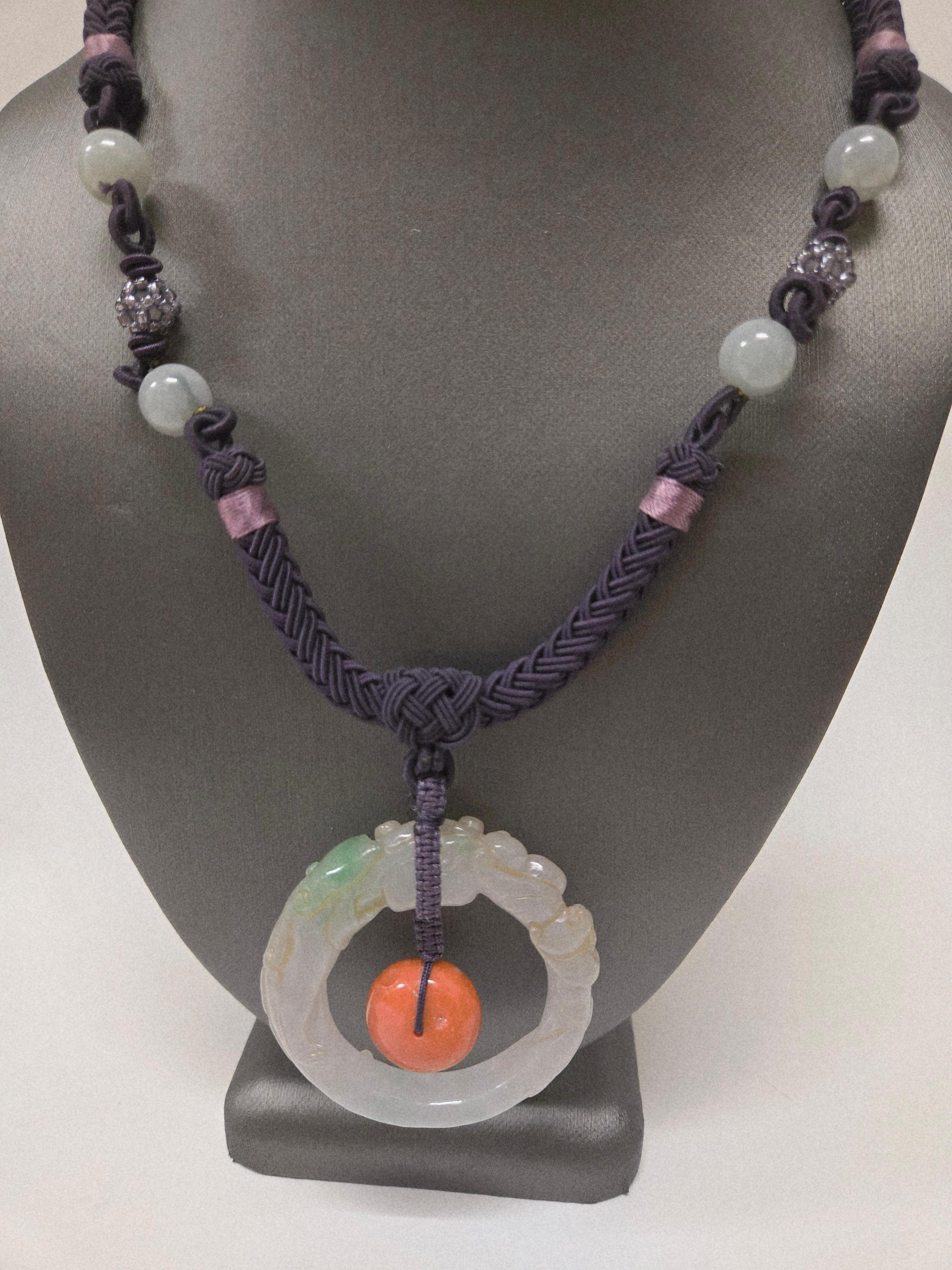 Collana fatta a mano in giada naturale con testa di drago intagliata e perline di corallo in vendita 6