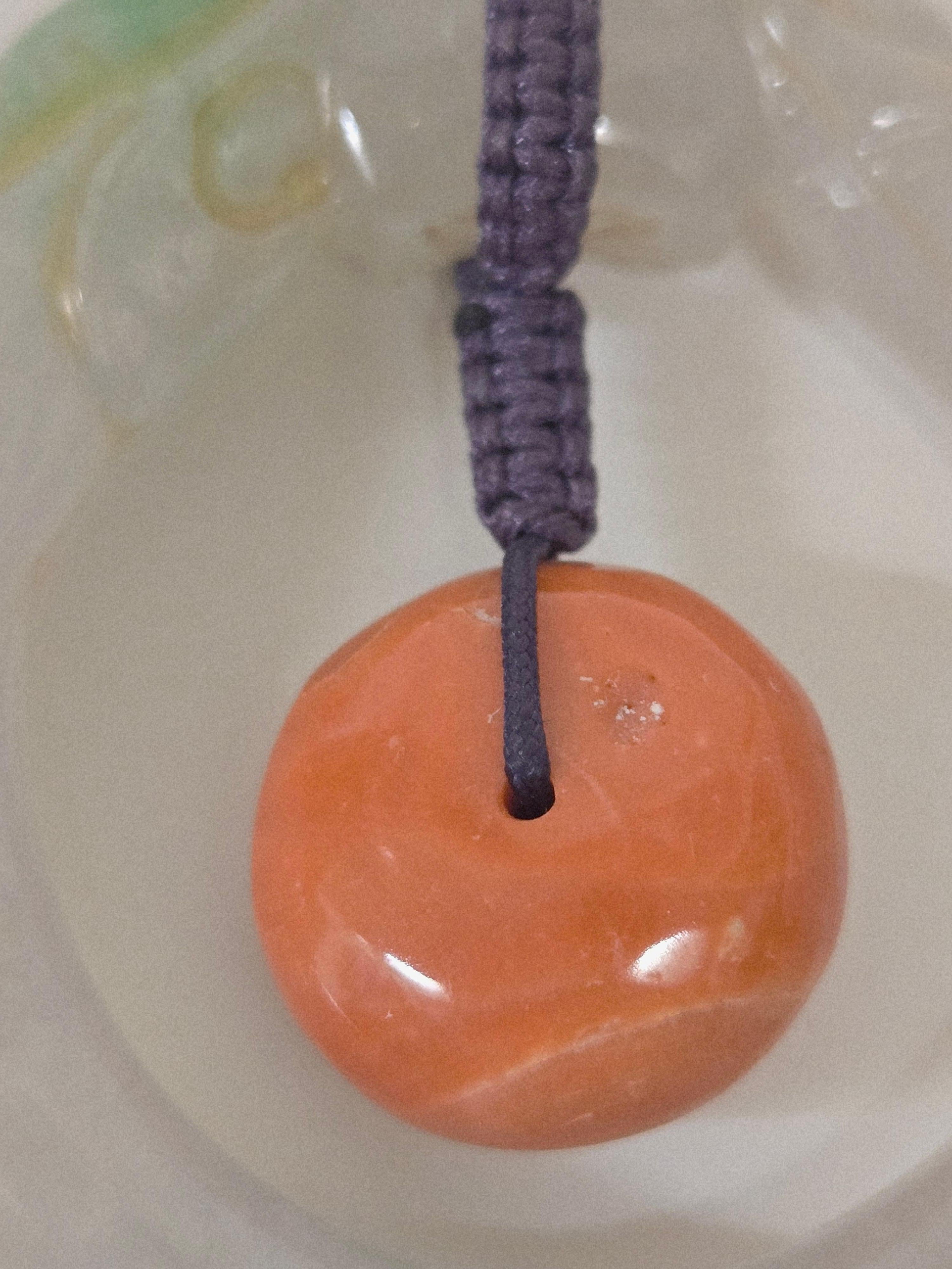 Collana fatta a mano in giada naturale con testa di drago intagliata e perline di corallo in vendita 1