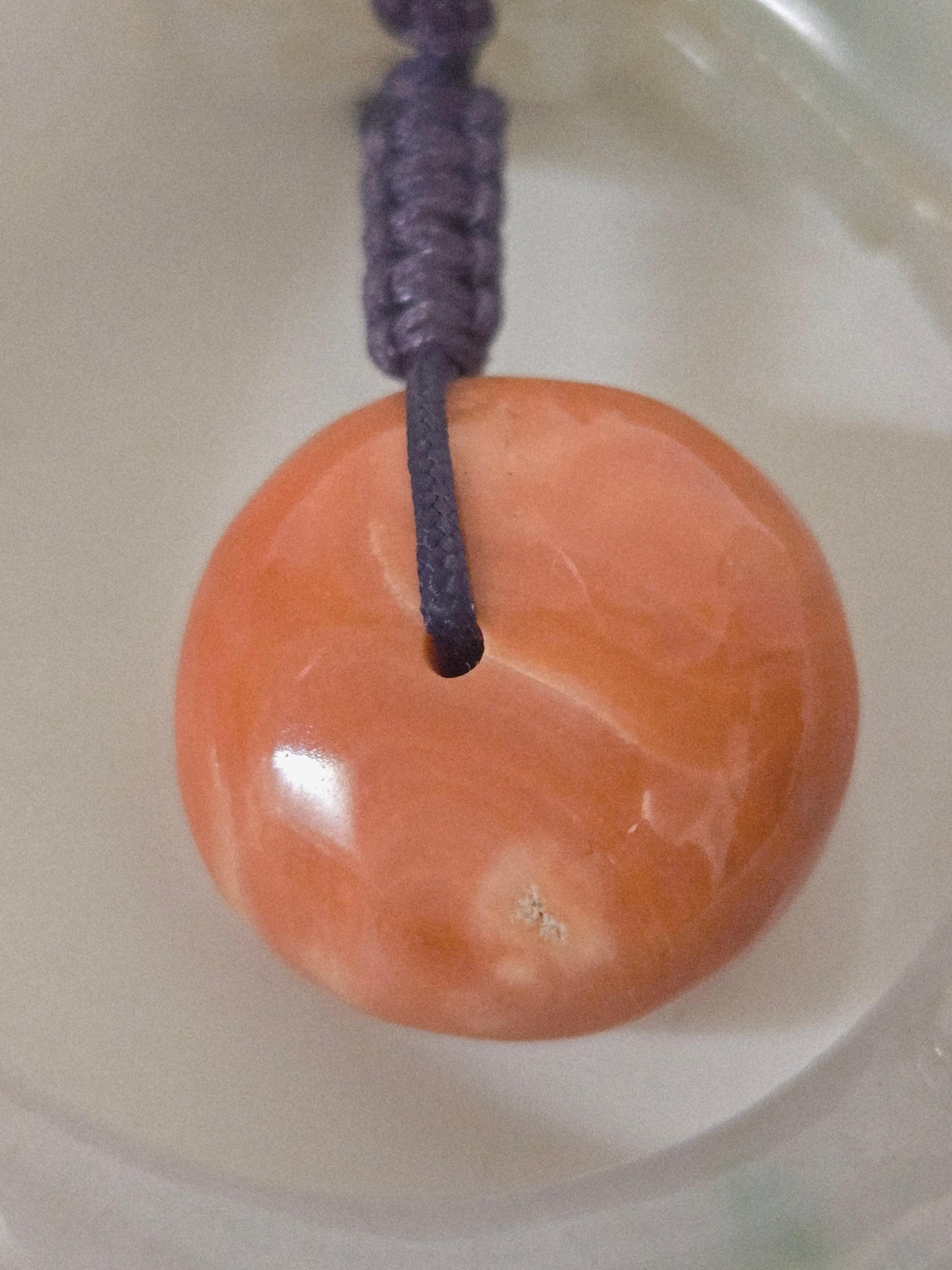 Collana fatta a mano in giada naturale con testa di drago intagliata e perline di corallo in vendita 2