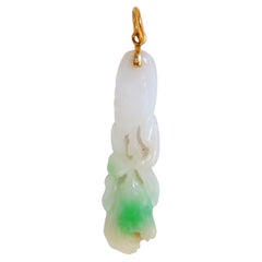 Pendentif symbolique en jade naturel sculpté de 14 carats