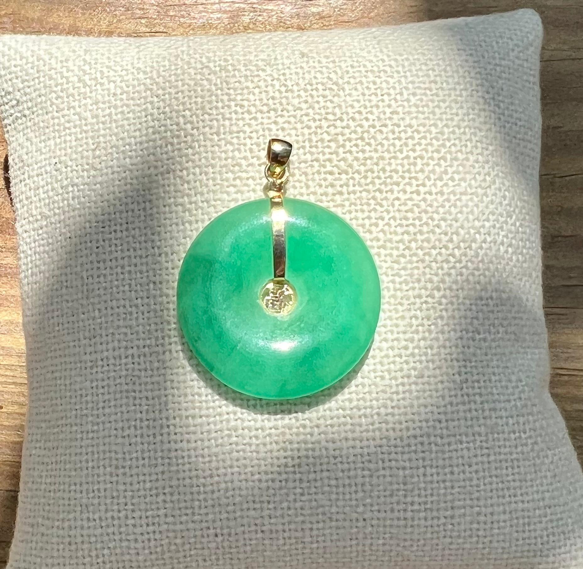 Natural Jade Disc Pendant in 14 Karat Yellow Gold In Good Condition In Towson, MD