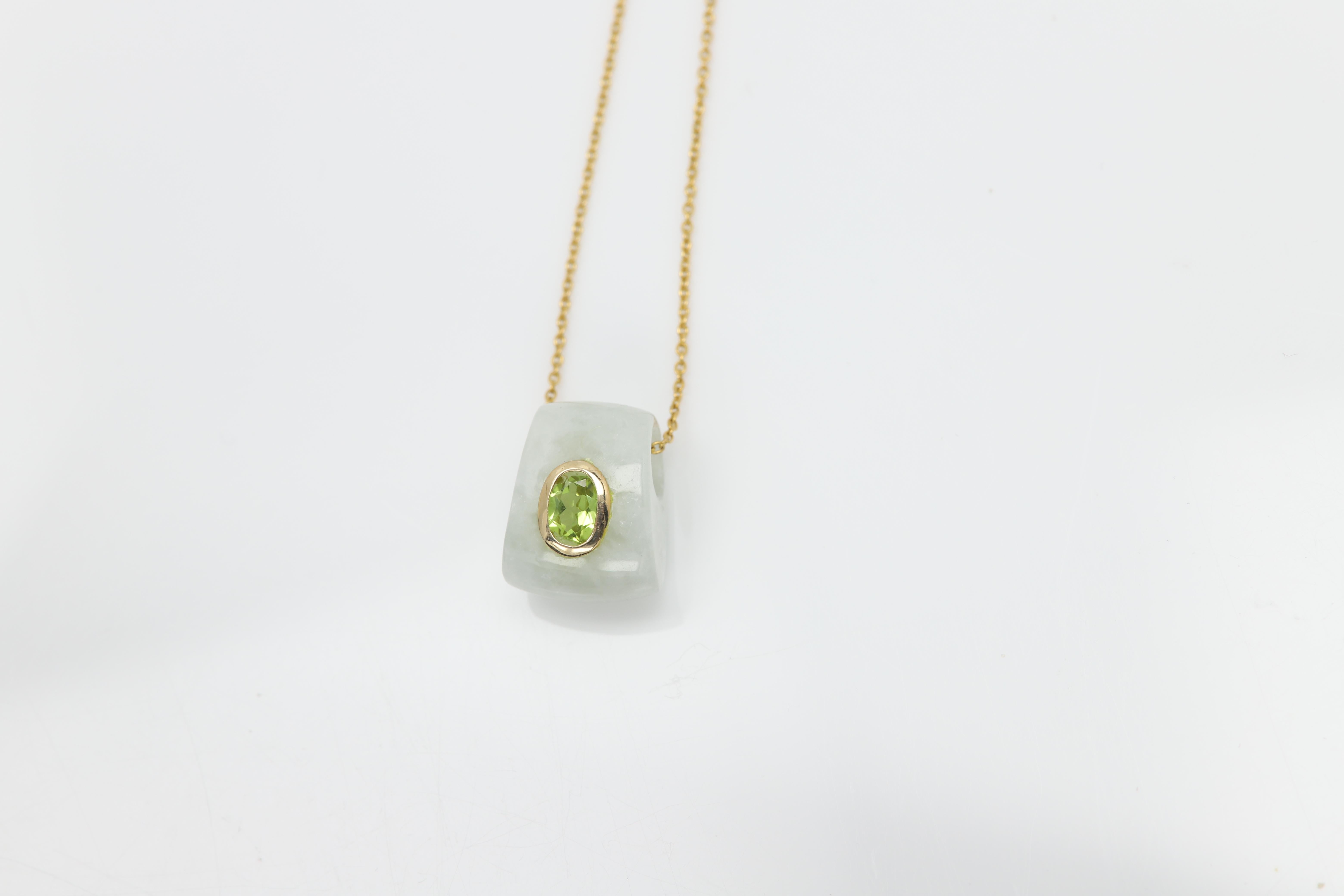 Pendentif en jade naturel Collier en or jaune 14 carats et péridot vert en vente 5