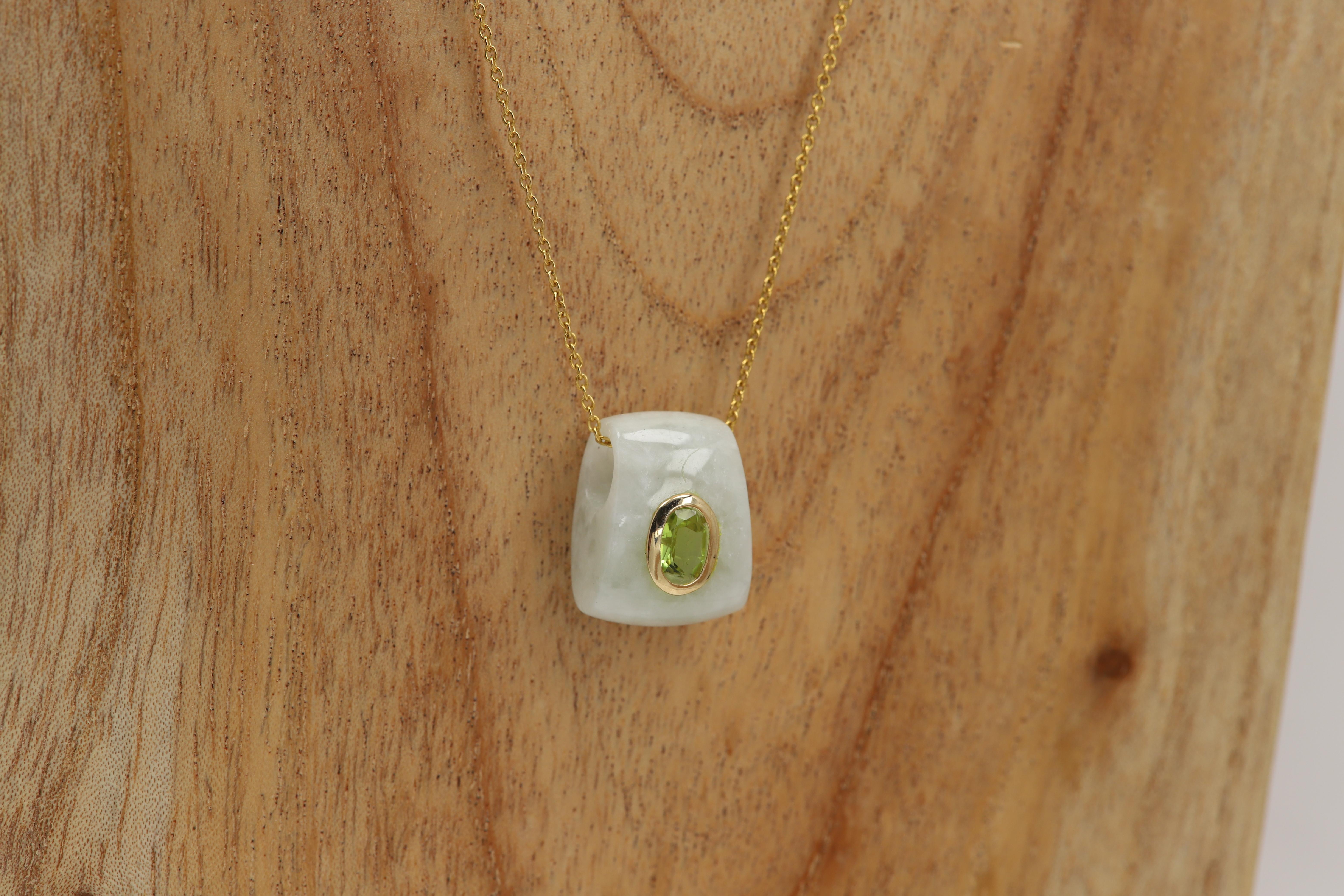 Pendentif en jade naturel Collier en or jaune 14 carats et péridot vert en vente 6