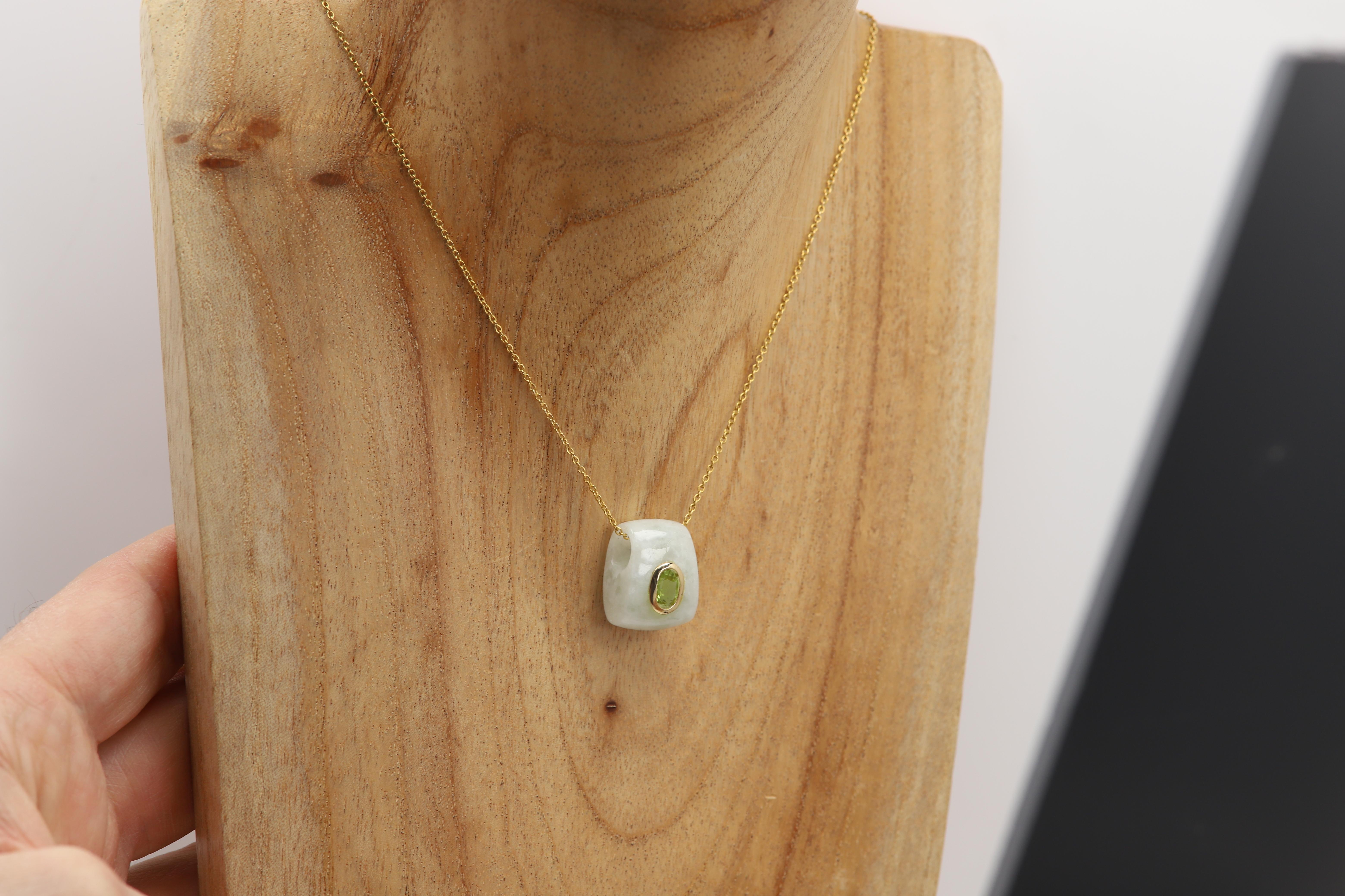 Pendentif en jade naturel Collier en or jaune 14 carats et péridot vert en vente 7