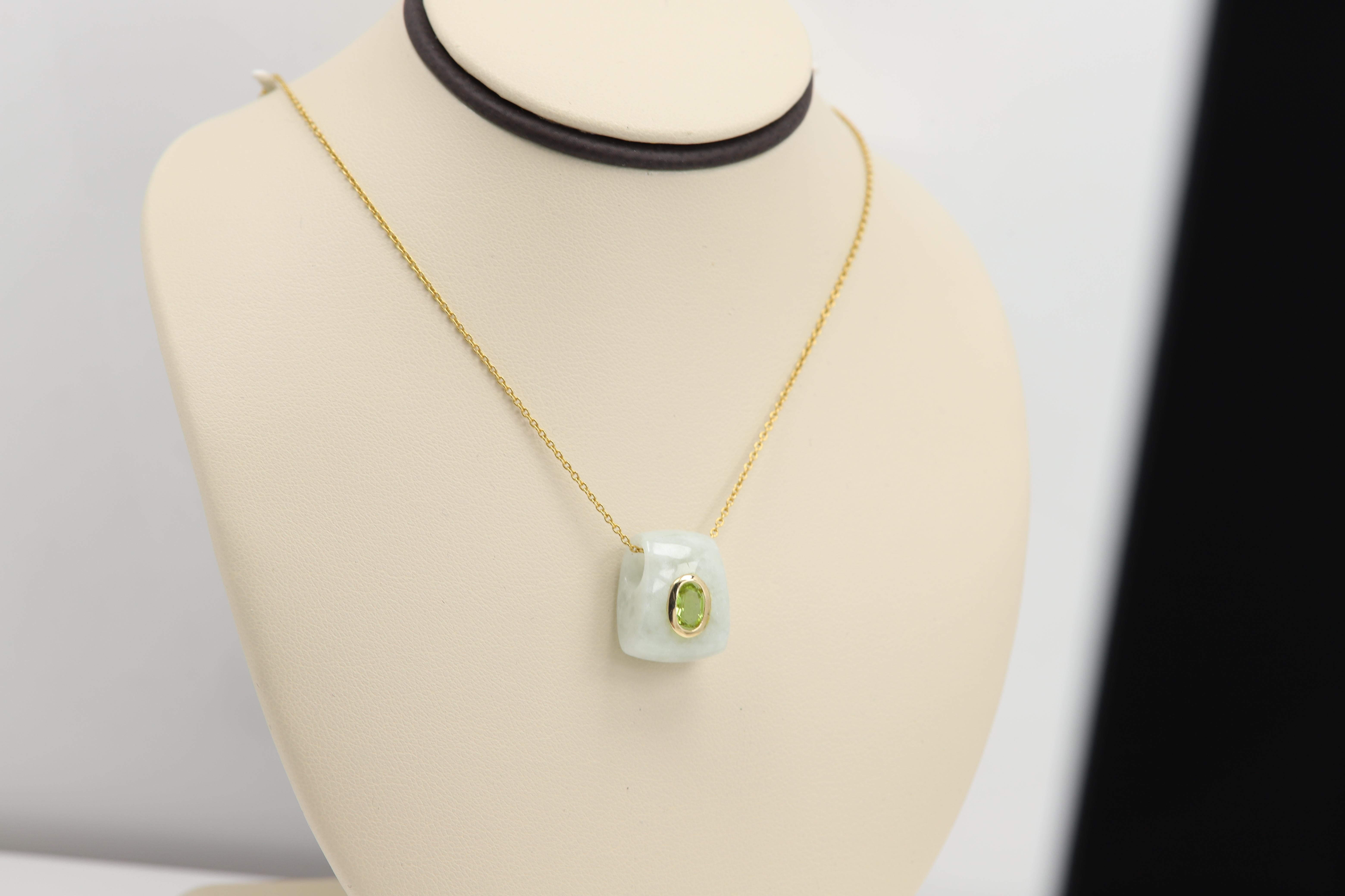 Pendentif en jade naturel Collier en or jaune 14 carats et péridot vert en vente 10