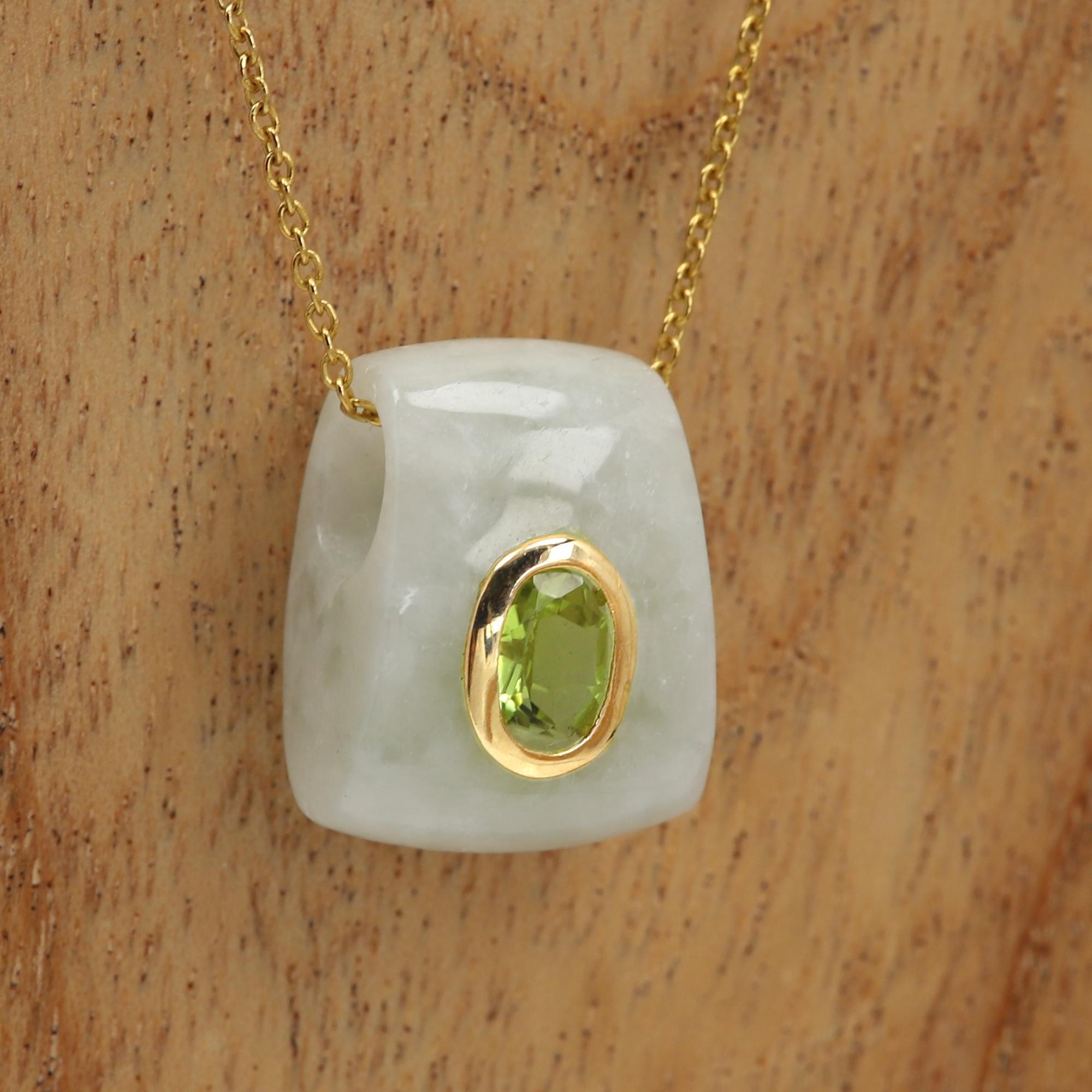 Magnifique pendentif en jade naturel
Monture centrale en or jaune 14k
Pierre péridot naturelle - Forme ovale au centre
Poids total 5,0 grammes (sans chaîne)
Taille :
La taille de la pierre de péridot est d'environ  7 x 5mm
La taille du pendentif est