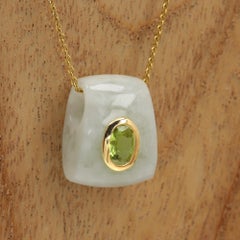 Pendentif en jade naturel Collier en or jaune 14 carats et péridot vert