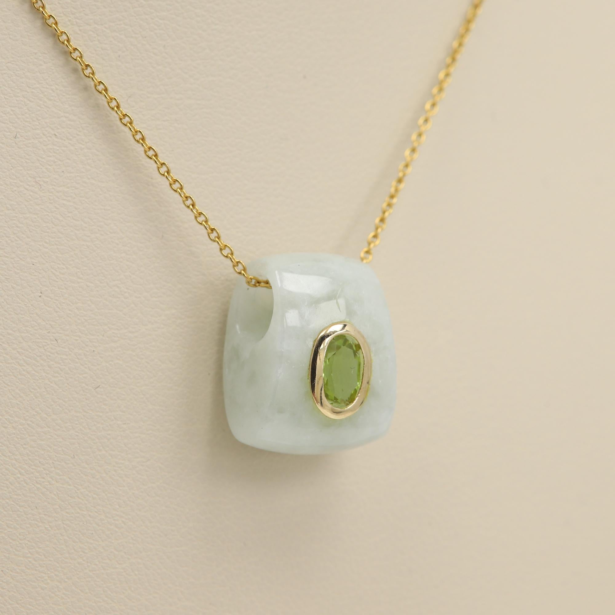 Taille ronde Pendentif en jade naturel Collier en or jaune 14 carats et péridot vert en vente