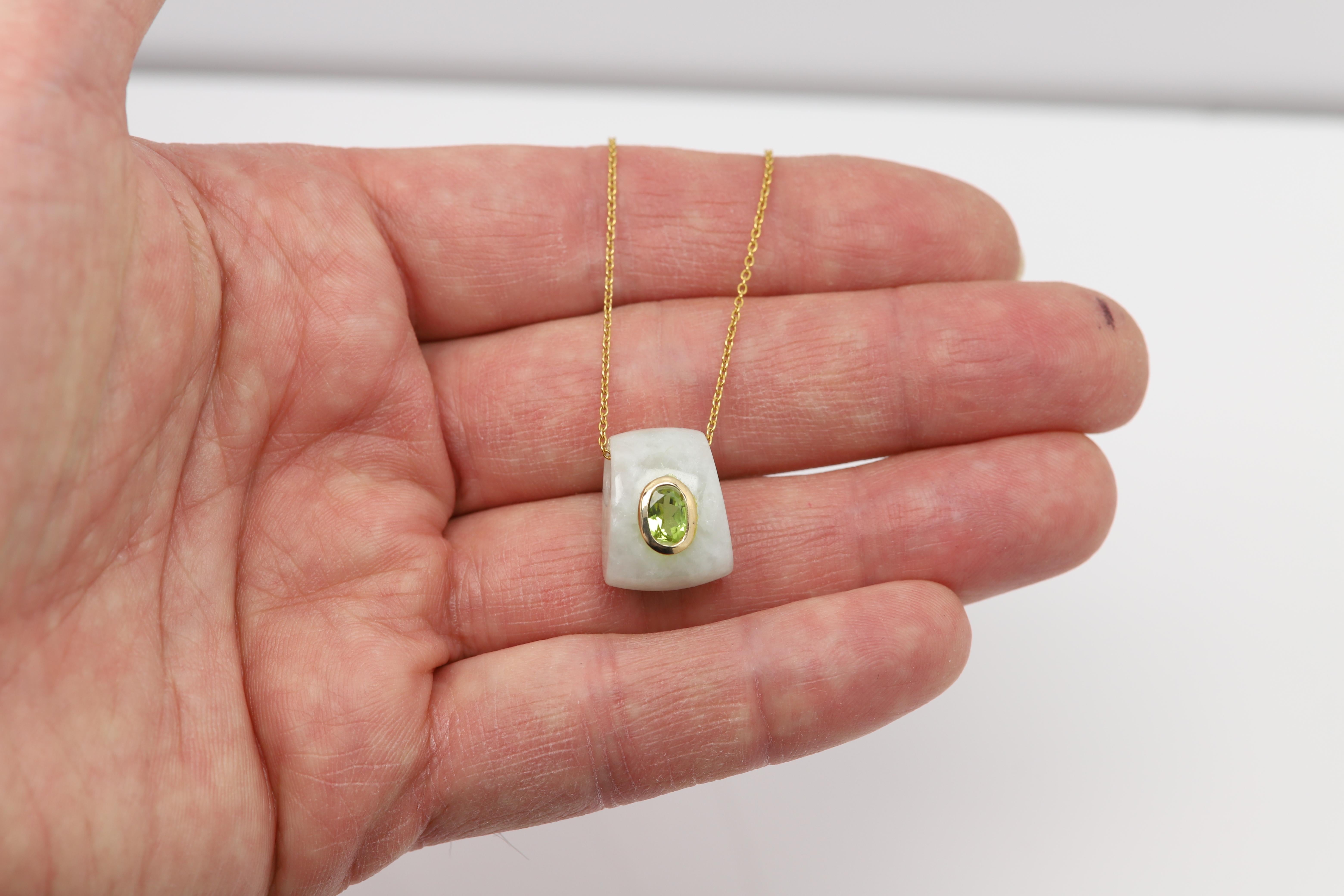 Pendentif en jade naturel Collier en or jaune 14 carats et péridot vert Neuf - En vente à Brooklyn, NY