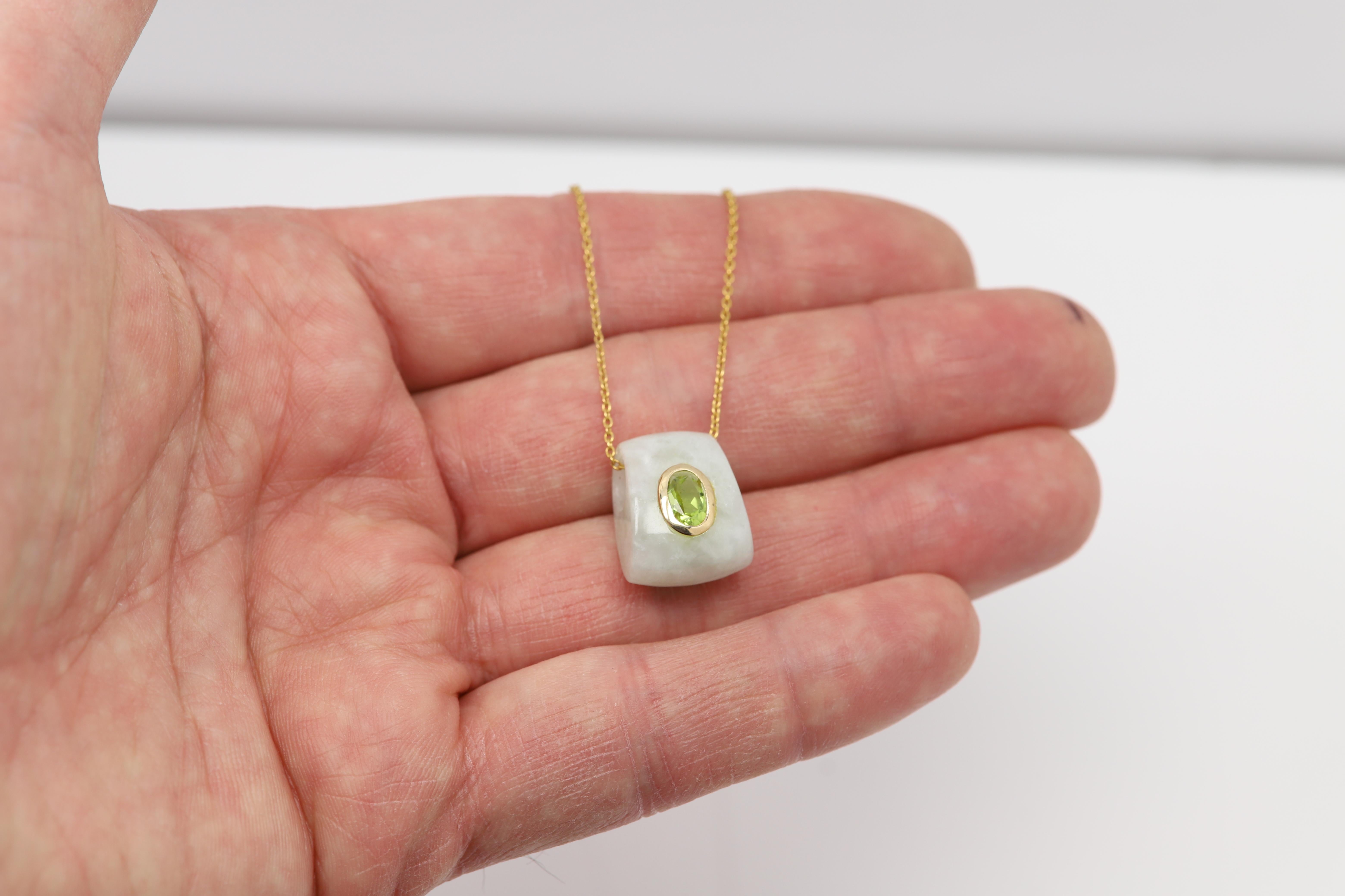Pendentif en jade naturel Collier en or jaune 14 carats et péridot vert Unisexe en vente