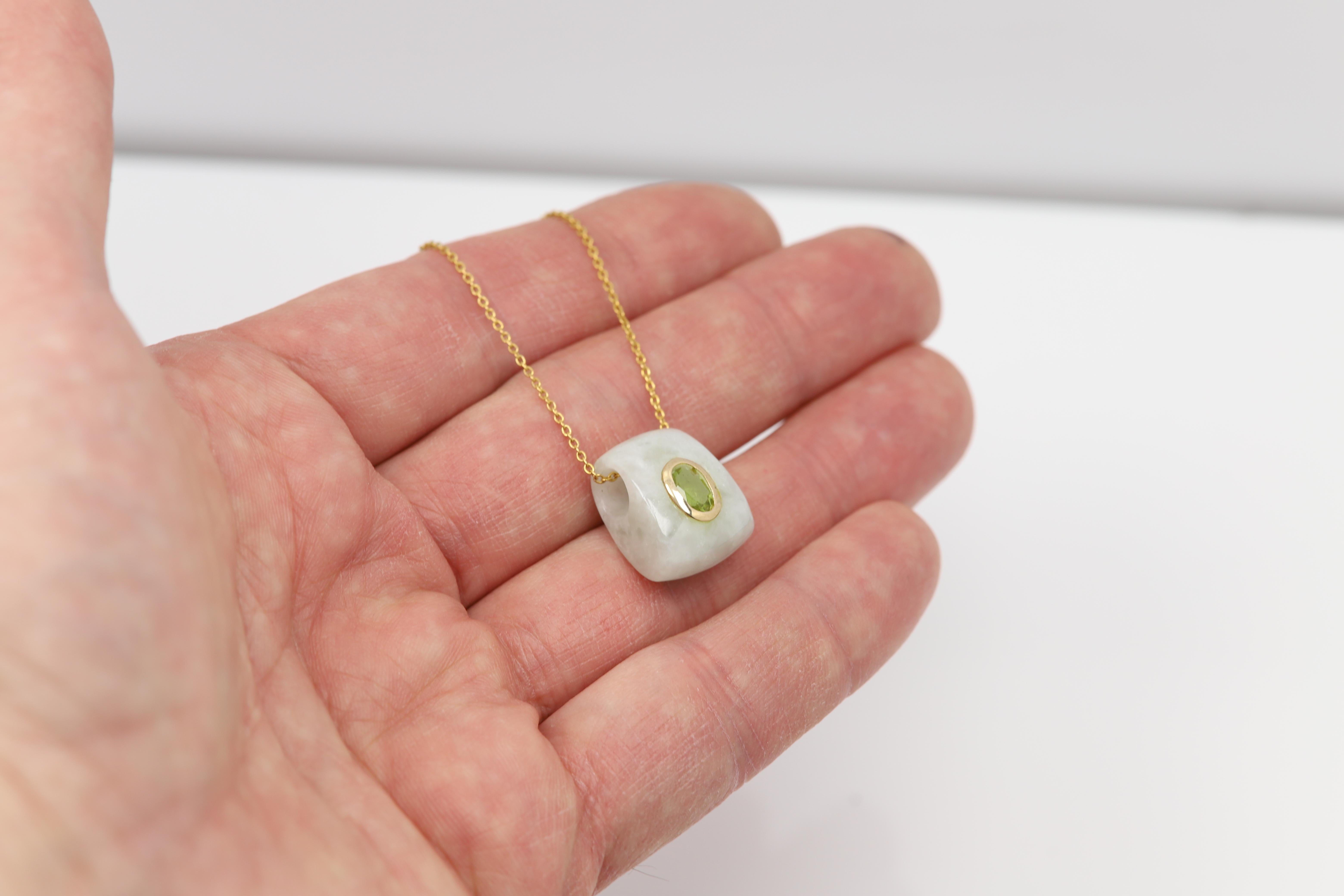 Pendentif en jade naturel Collier en or jaune 14 carats et péridot vert en vente 1