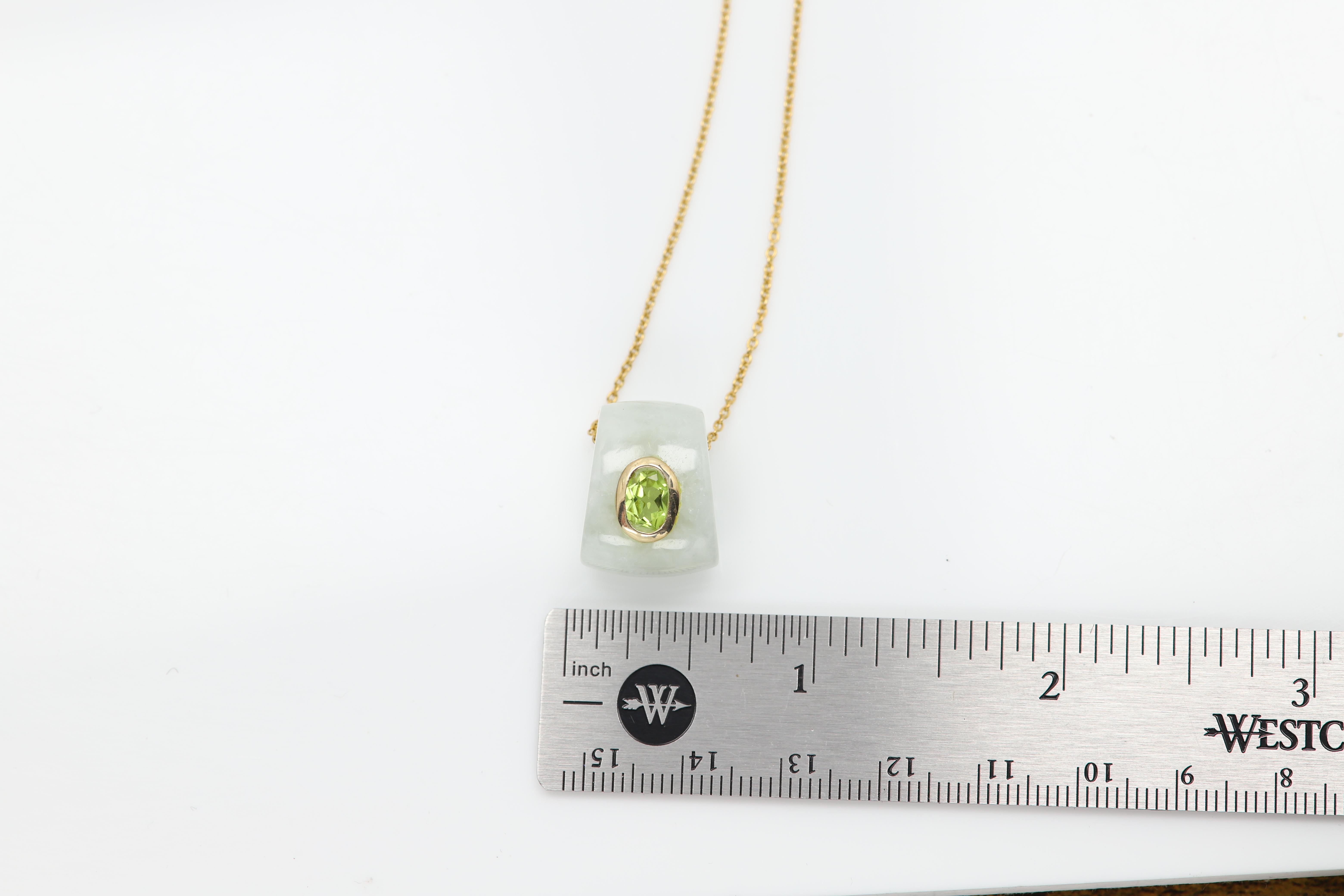 Pendentif en jade naturel Collier en or jaune 14 carats et péridot vert en vente 2