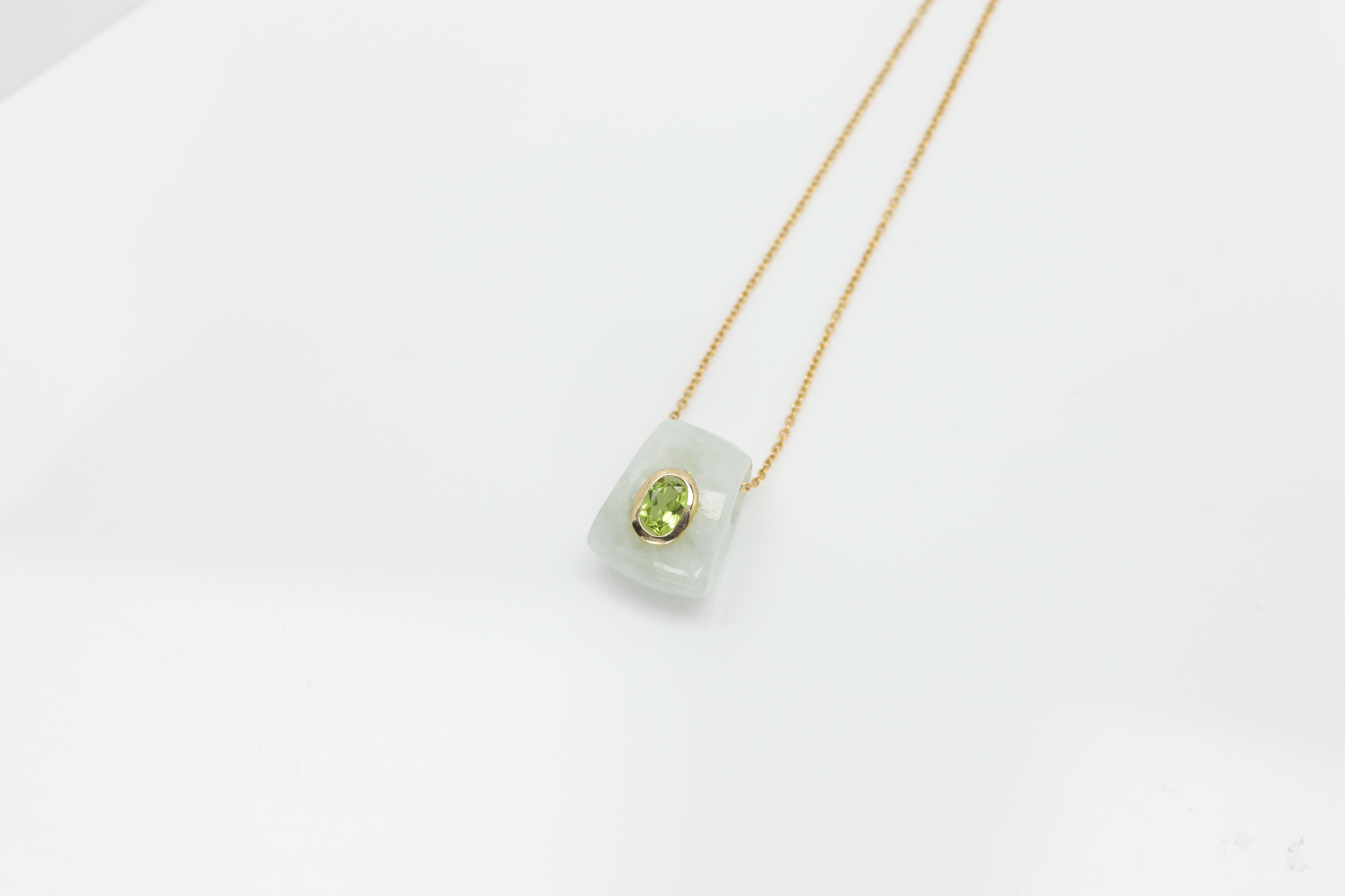 Pendentif en jade naturel Collier en or jaune 14 carats et péridot vert en vente 3