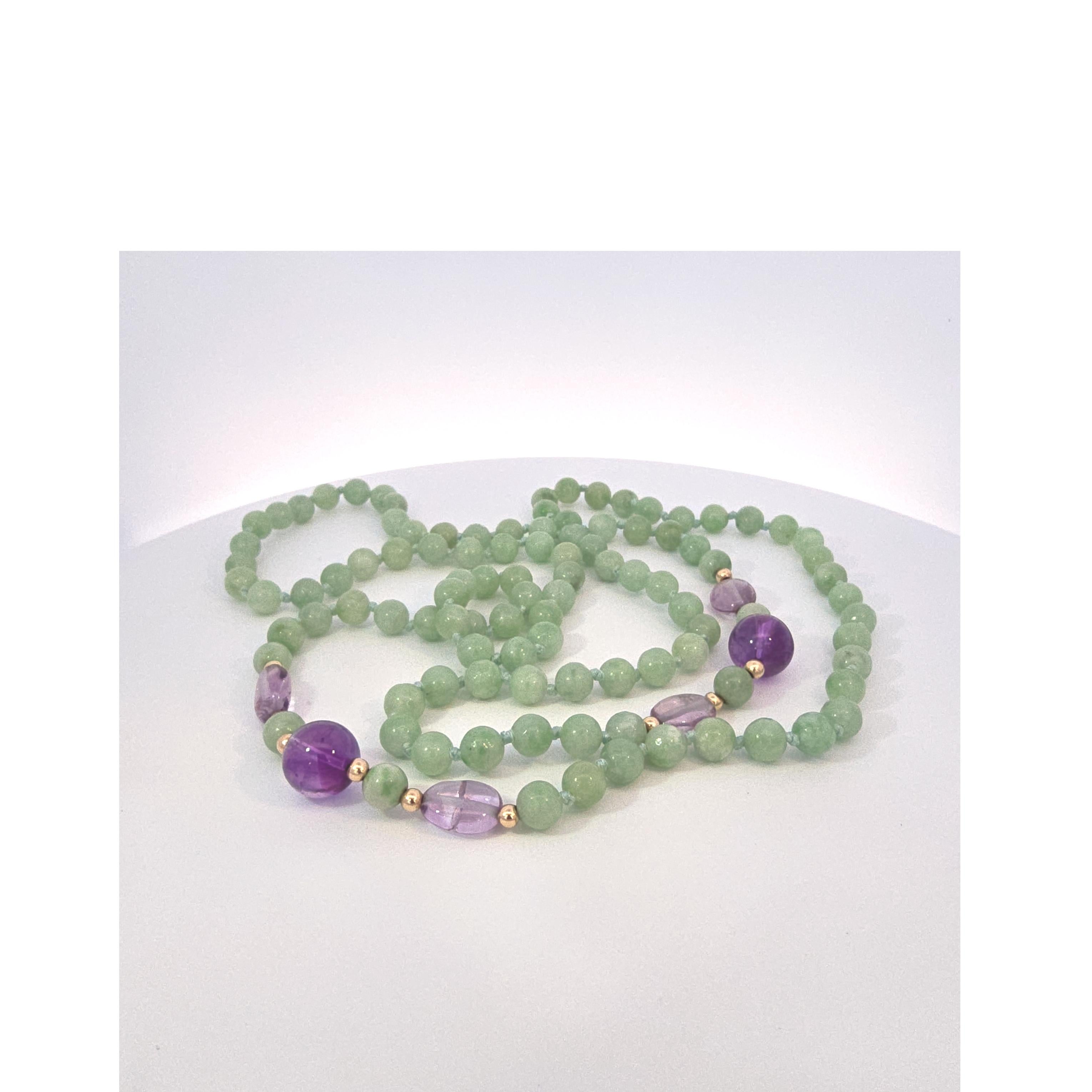 Halskette aus natürlichem Jadeit und Amethyst mit Goldperlen.  Diese Schönheit misst 32 Zoll in der Länge. 