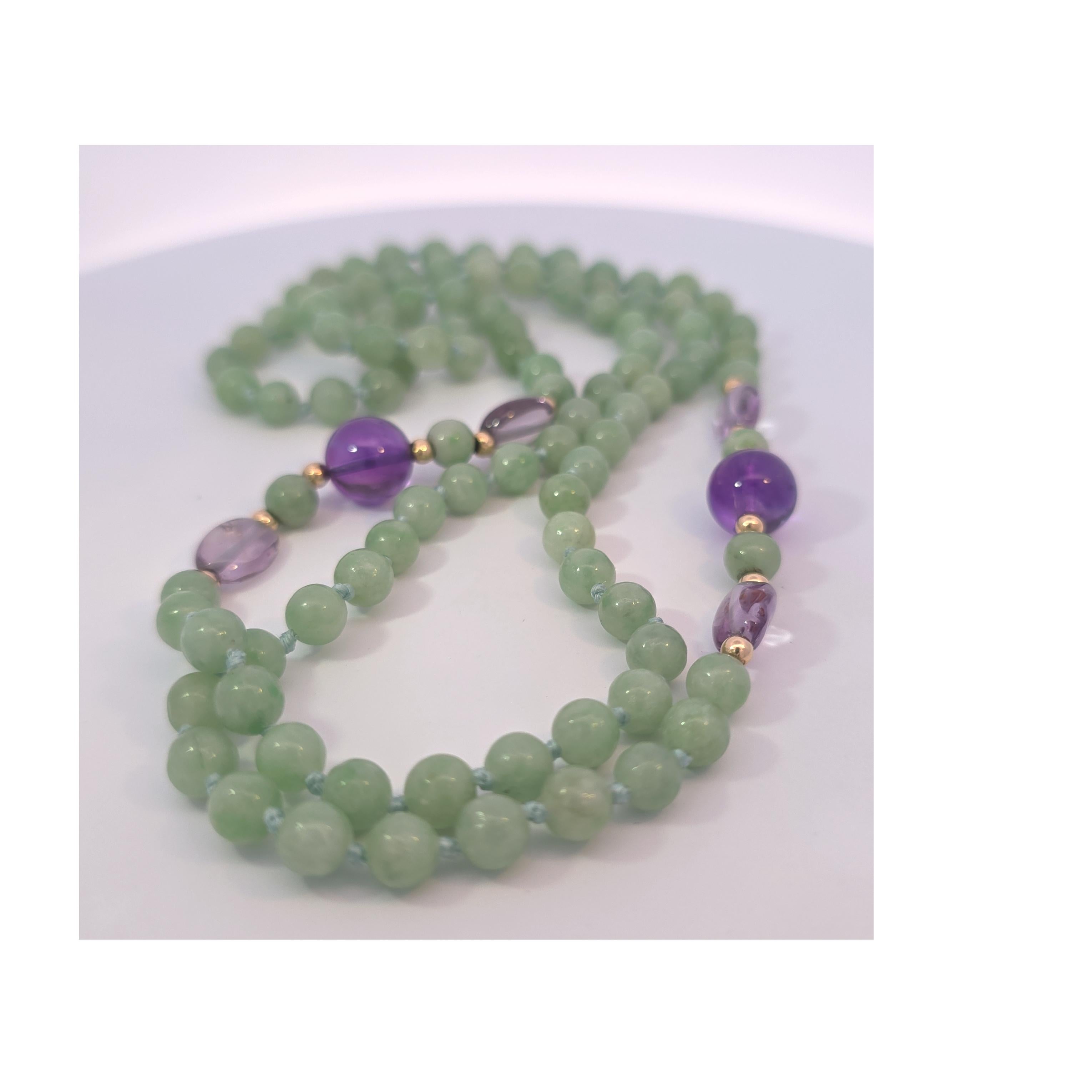 Natürliche Jadeit & Amethyst Halskette mit Goldperlen (Rundschliff) im Angebot